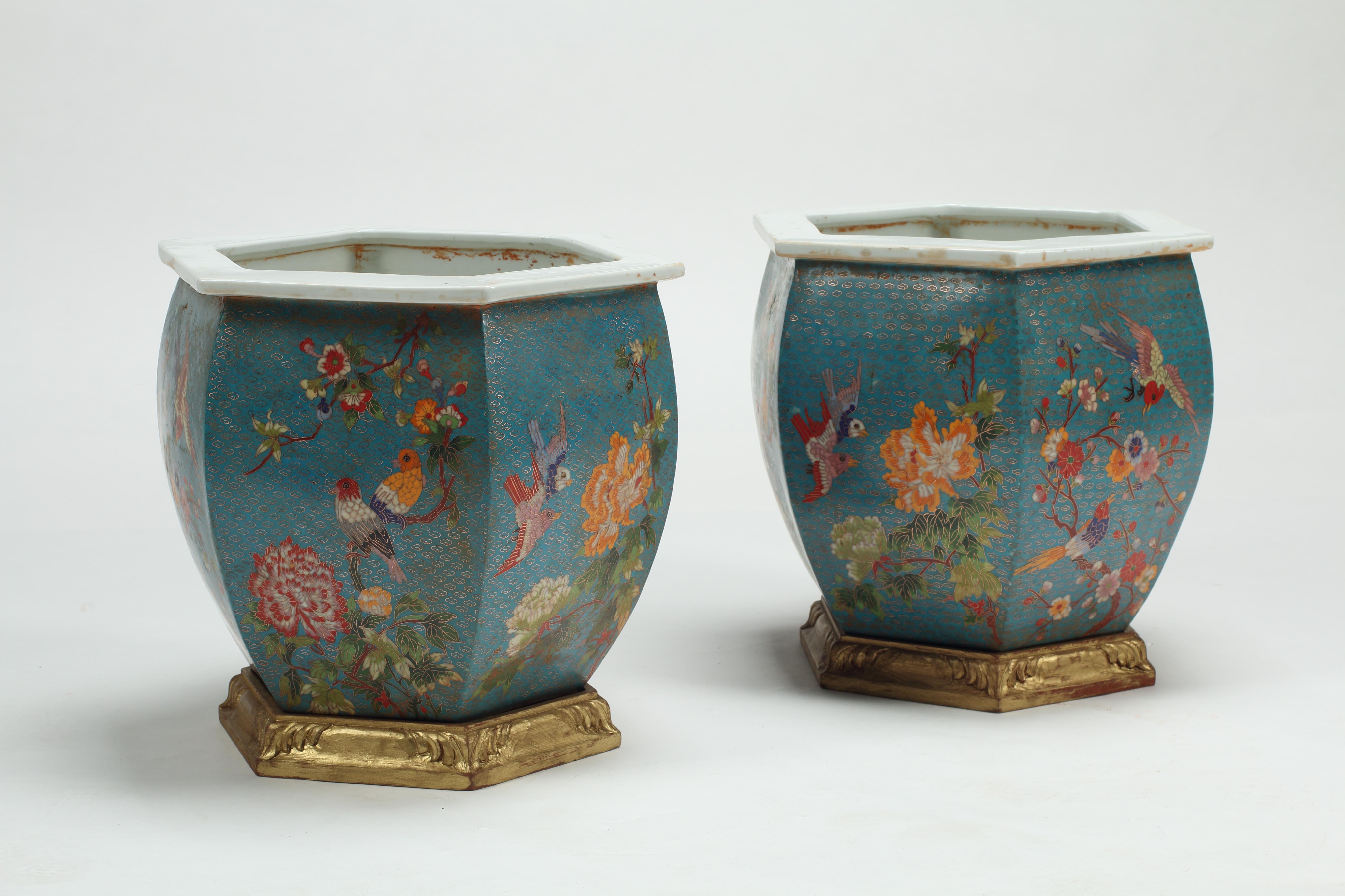 Cette paire unique de jardinières octogonales en porcelaine chinoise est un chef-d'œuvre de l'art de Cloissoné. Il est rare de voir un si bel exemple de la technique sur porcelaine. Chaque panneau de ces jardinières est décoré de délicats motifs