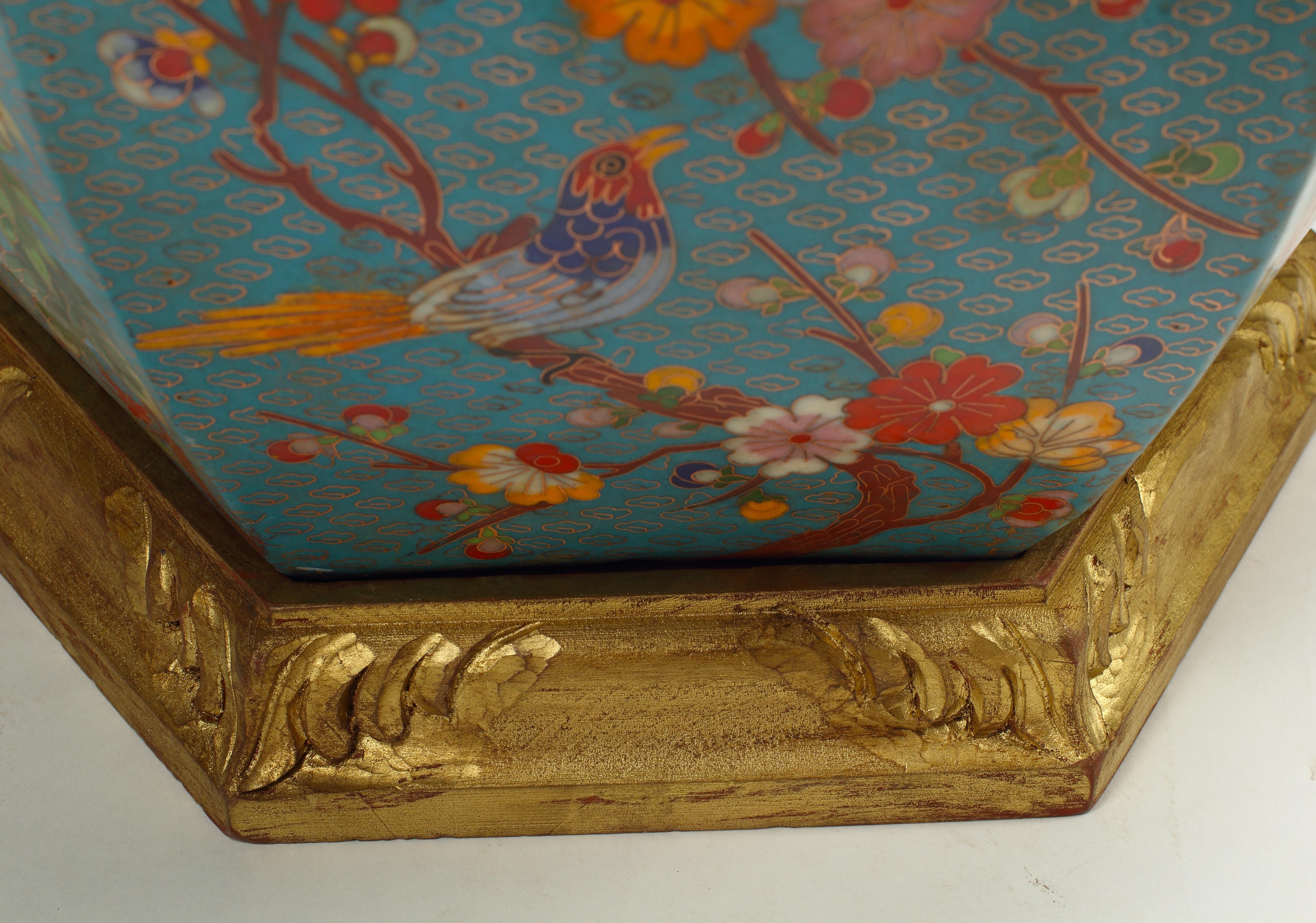 Paire de jardinières octogonales chinoises en porcelaine cloisonnée sur bases en Wood Wood doré Bon état - En vente à El Monte, CA