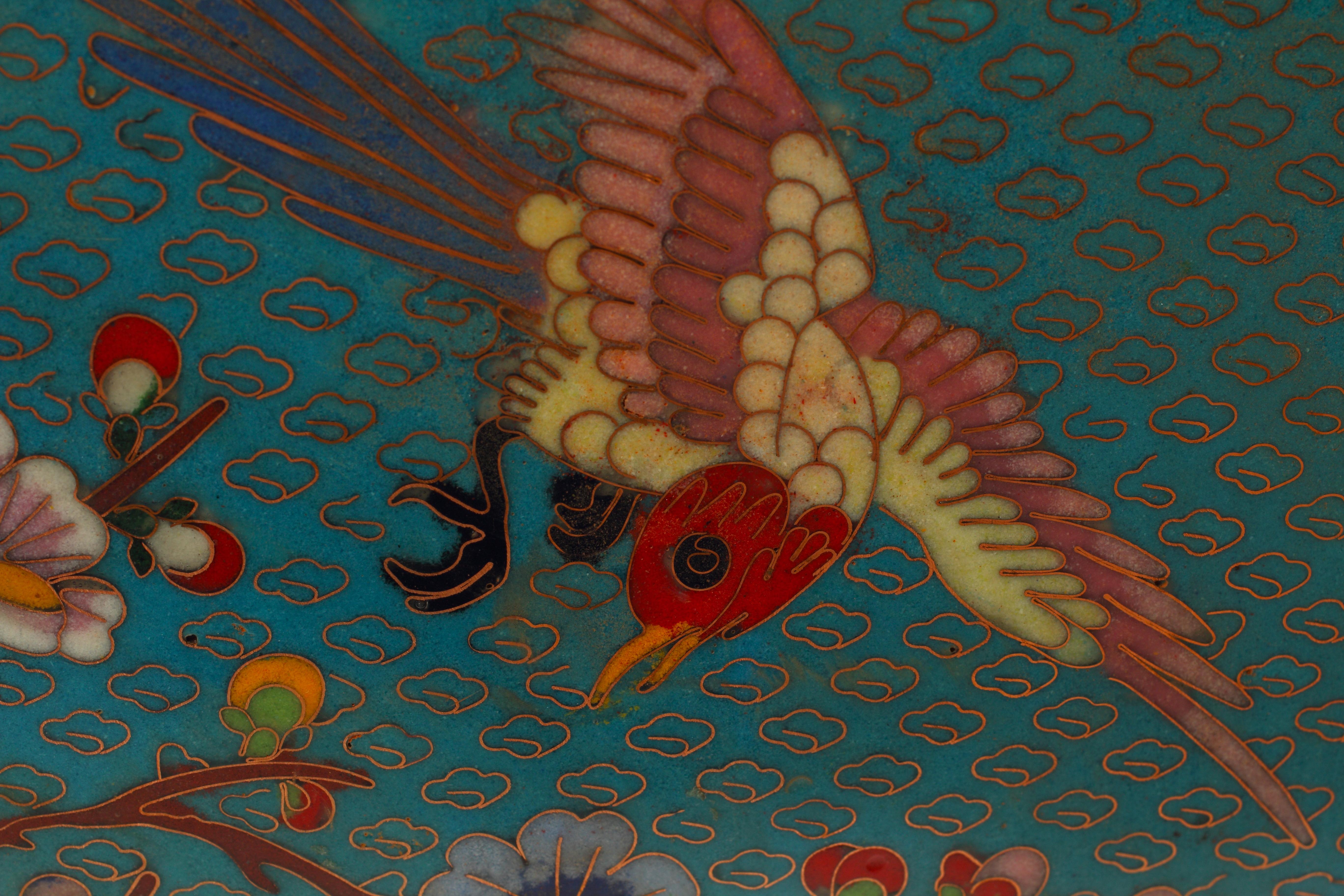 20ième siècle Paire de jardinières octogonales chinoises en porcelaine cloisonnée sur bases en Wood Wood doré en vente