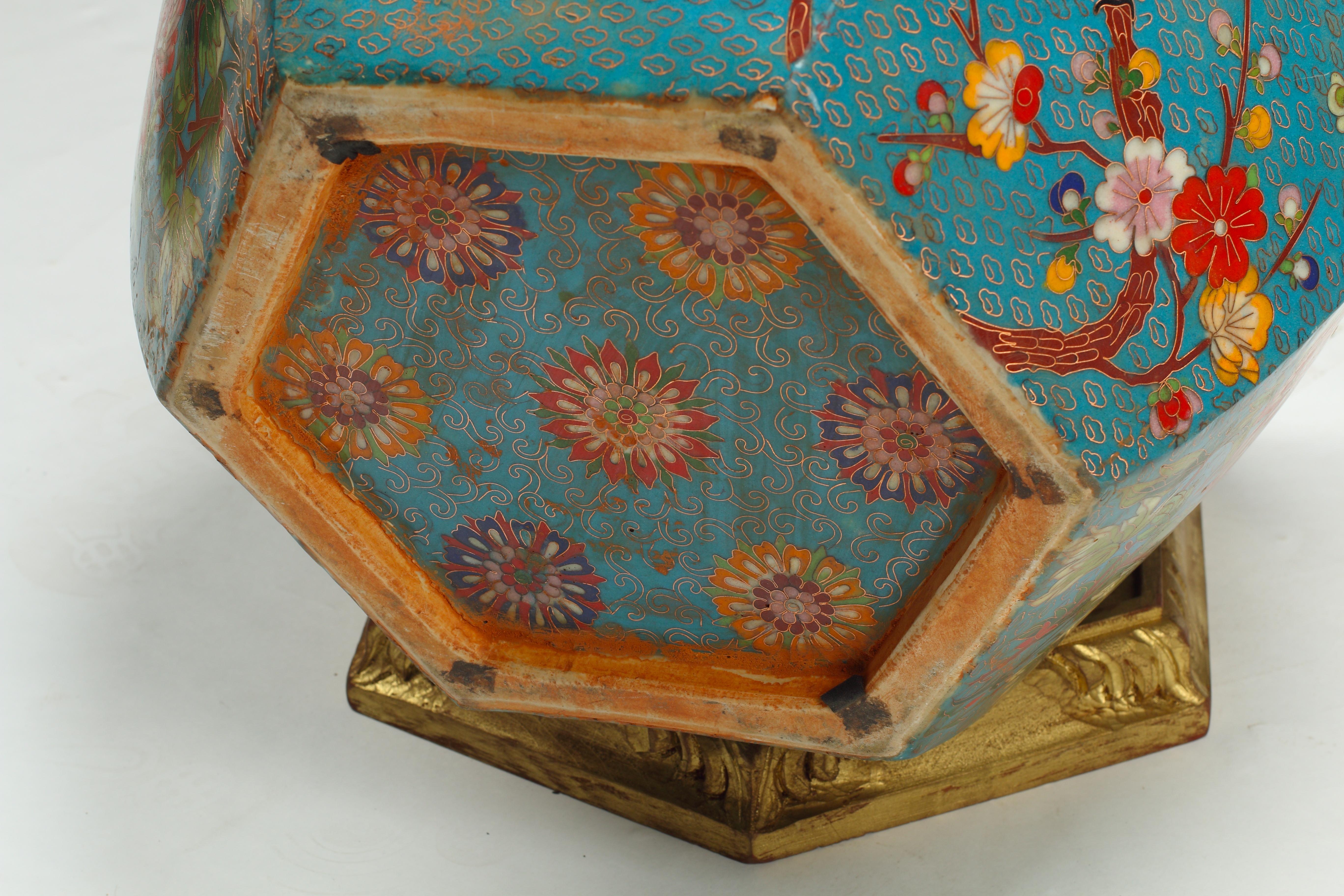 Porcelaine Paire de jardinières octogonales chinoises en porcelaine cloisonnée sur bases en Wood Wood doré en vente