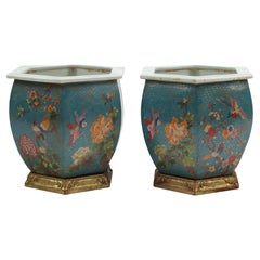 Pareja de Maceteros Octogonales Chinos de Cloisonné sobre Porcelana sobre Bases de Madera Dorada