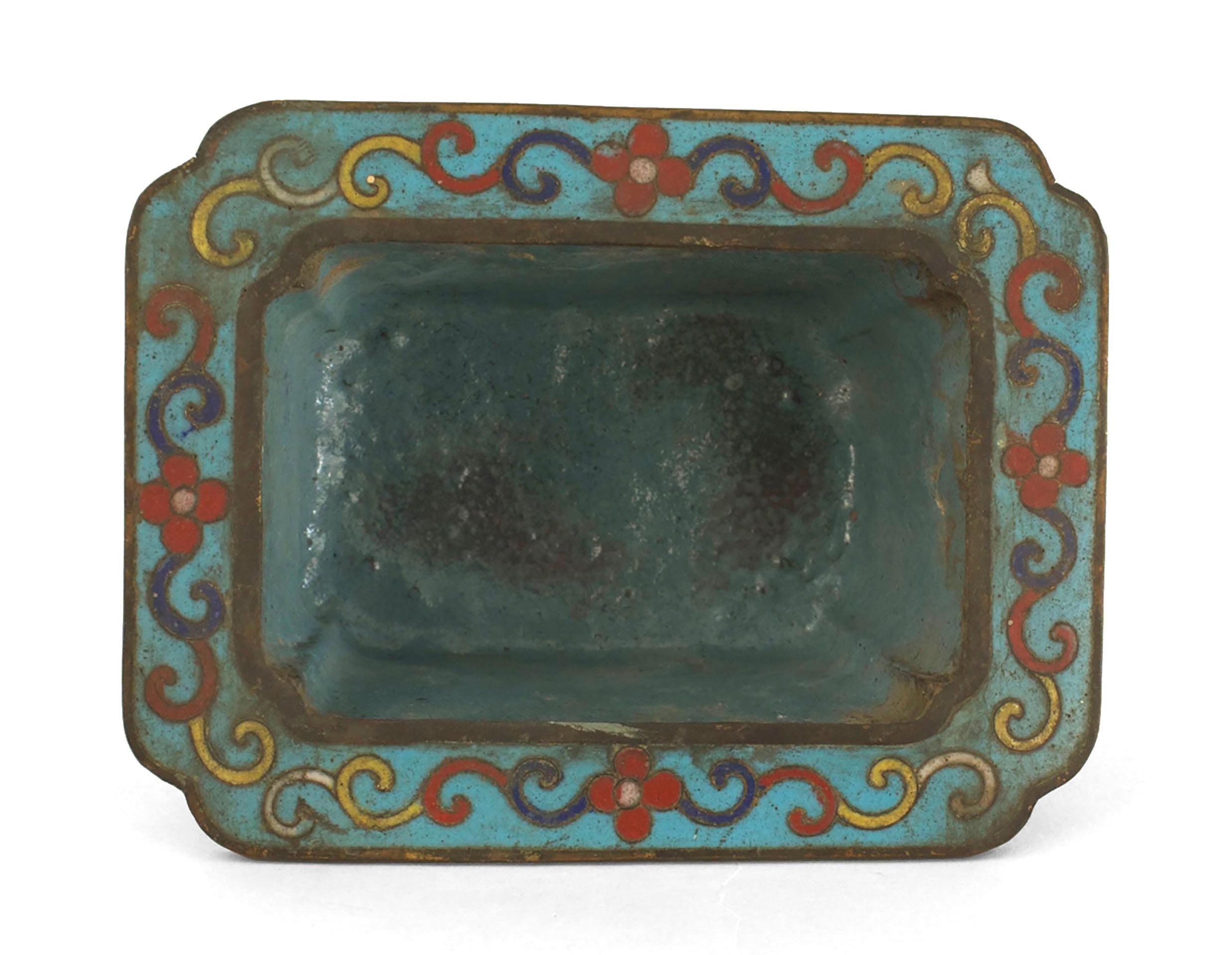 Paire de petits cache-pots rectangulaires asiatiques chinois (19/20e siècle) en cloisonné bleu et multicolore. (prix de la paire).
      