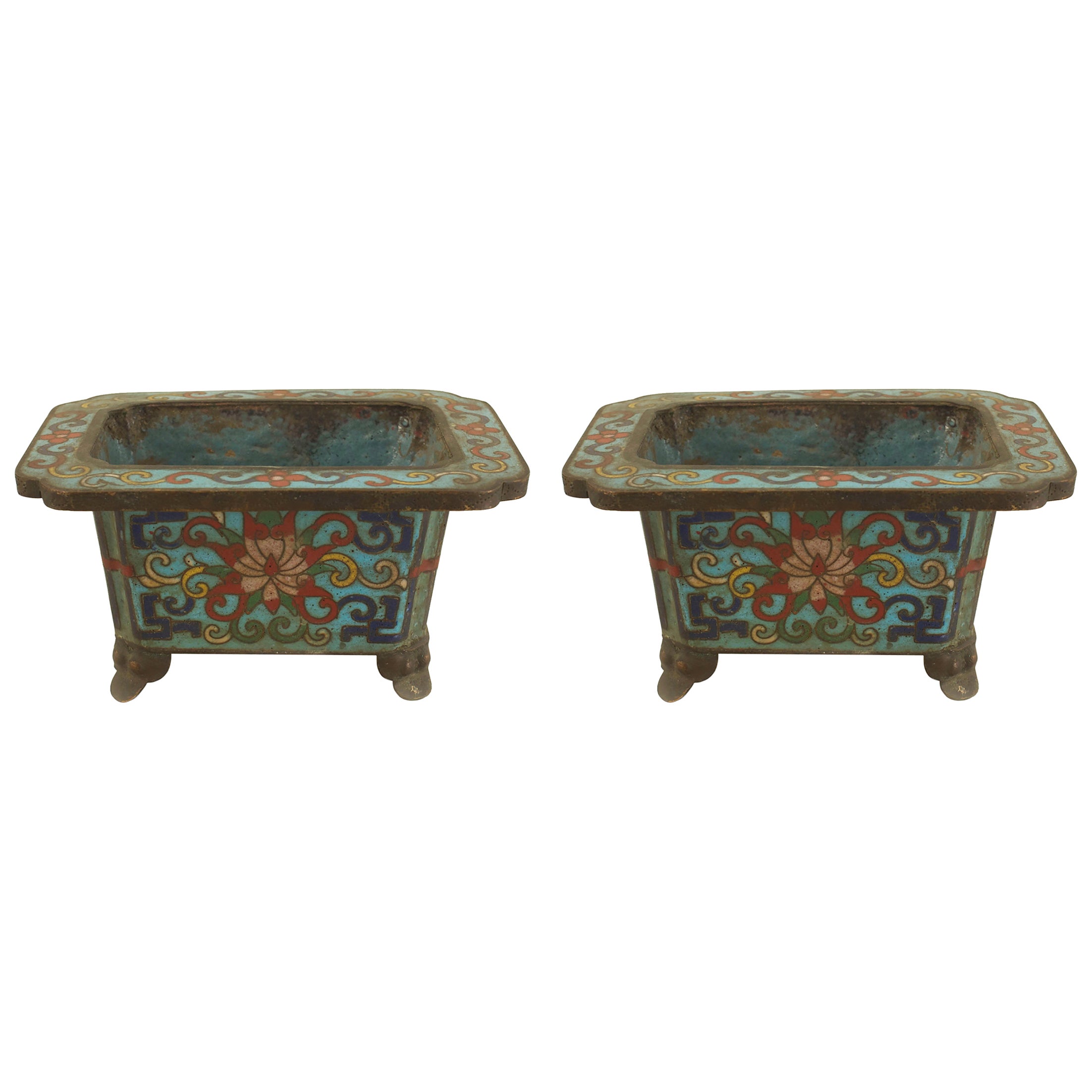 Paire de pots chinois en cloisonné avec supports
