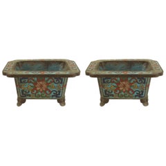 Paar chinesische Cloisonné-Töpfe mit Ständern