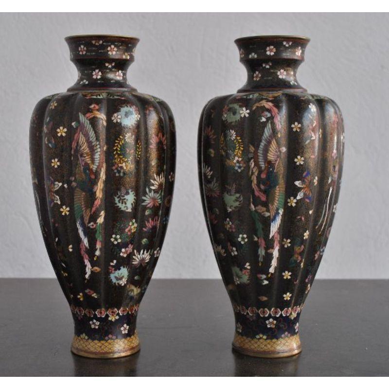 Paar chinesische Cloisonné-Vasen aus dem 19. Jahrhundert, verziert mit Vögeln und Blumen. Eine Vertiefung auf einer der Vasen ohne Schwerkraft. Größe Höhe 31 cm.

Zusätzliche Informationen:
Material: Kupfer & Messing
