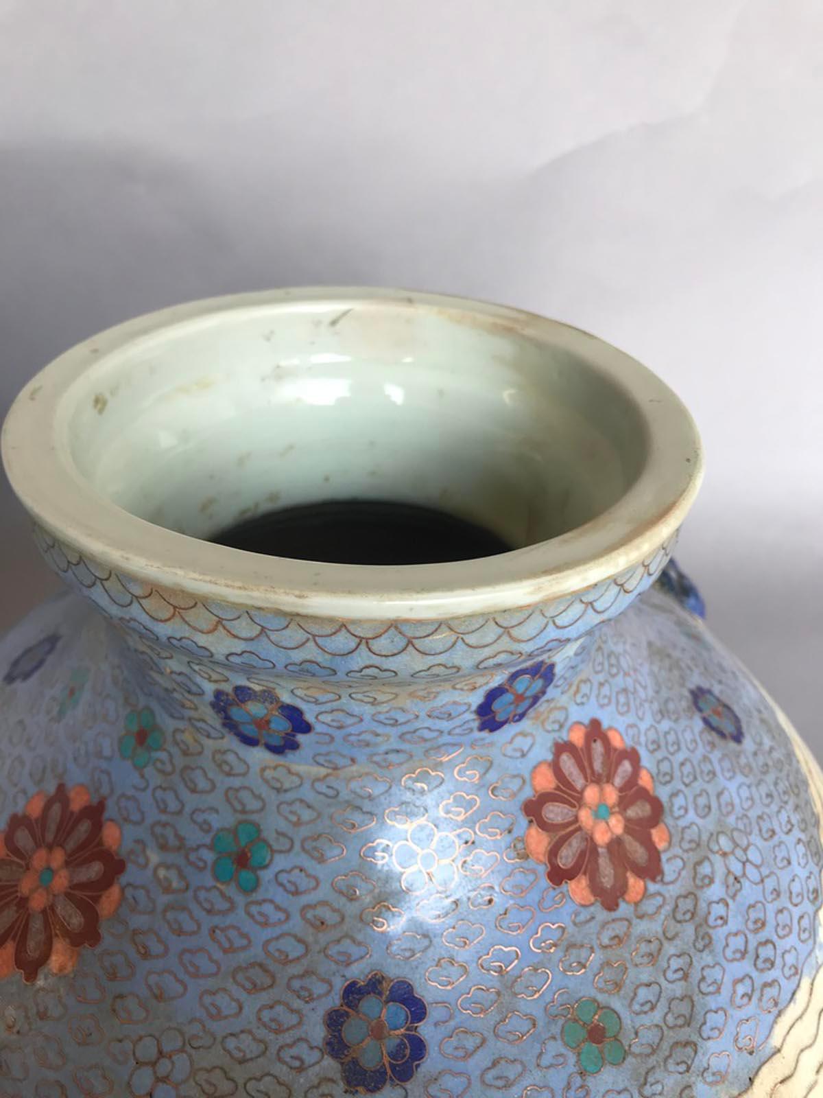 Paar chinesische Cloisonné-Vasen im Angebot 8