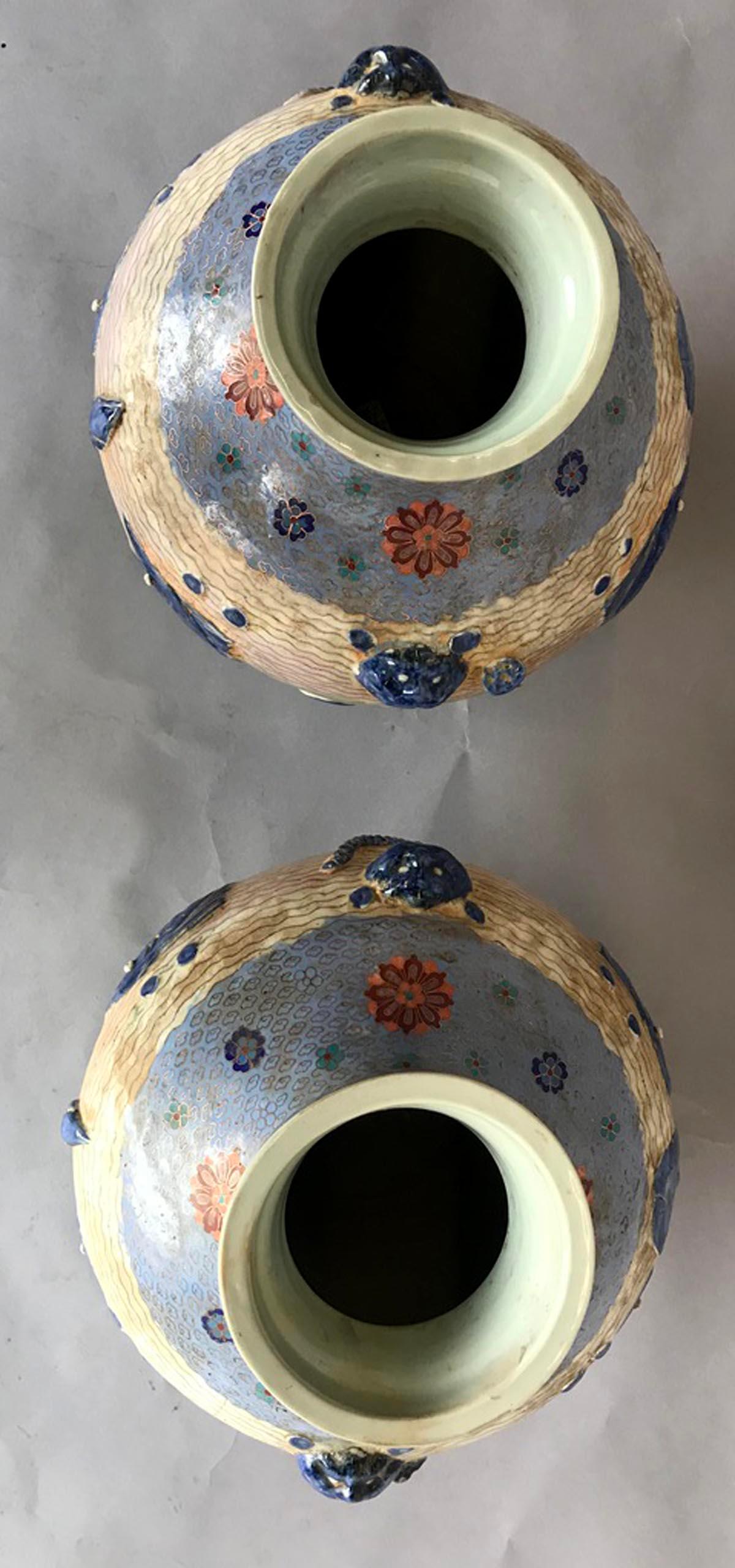 Paar chinesische Cloisonné-Vasen im Angebot 10