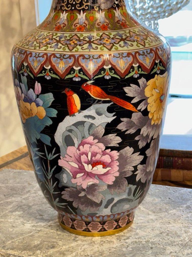 XX secolo Coppia di vasi cinesi in cloisonne in vendita