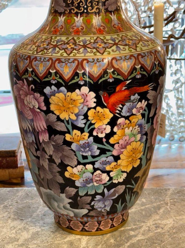 Smalto Coppia di vasi cinesi in cloisonne in vendita