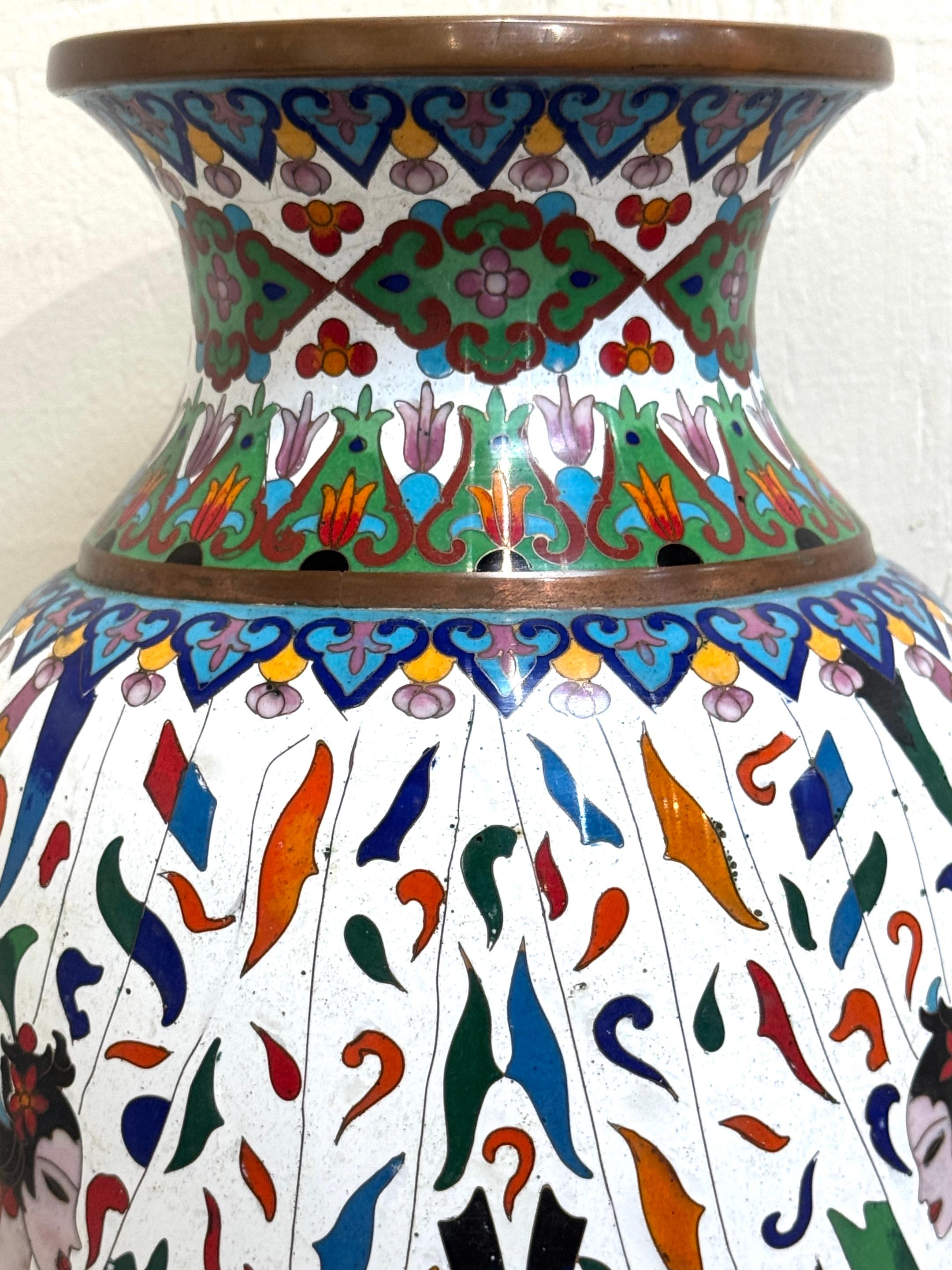 Coppia di vasi cinesi in cloisonné con motivi egiziani, fine XX secolo in vendita 4