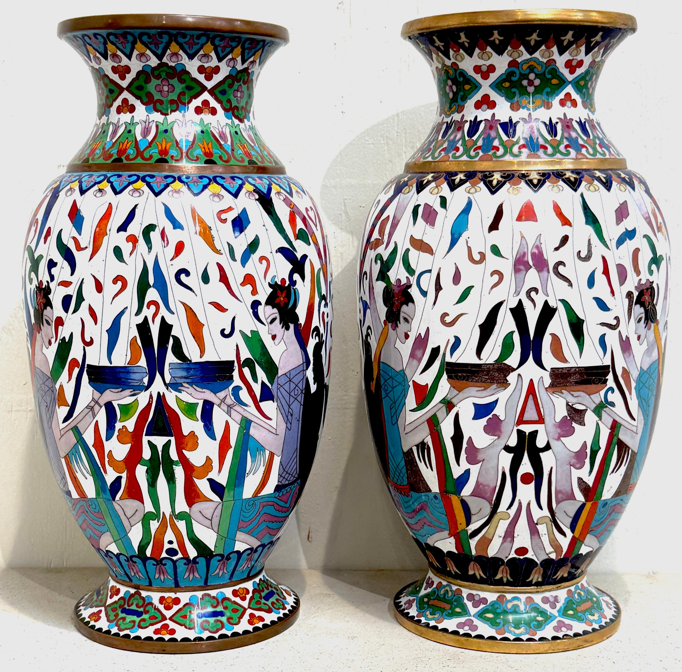 Coppia di vasi cinesi in cloisonné con motivi egiziani, fine del XX secolo

Una straordinaria coppia di vasi cinesi in smalto cloisonné decorati con una vibrante tavolozza policroma su fondo bianco. Ogni vaso presenta volti stilizzati simili a