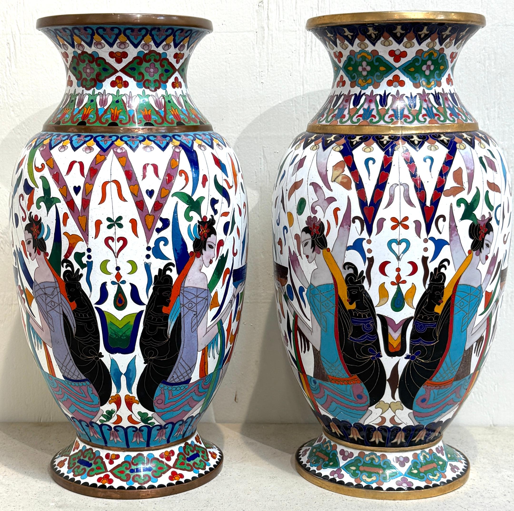 Cloisonné Coppia di vasi cinesi in cloisonné con motivi egiziani, fine XX secolo in vendita