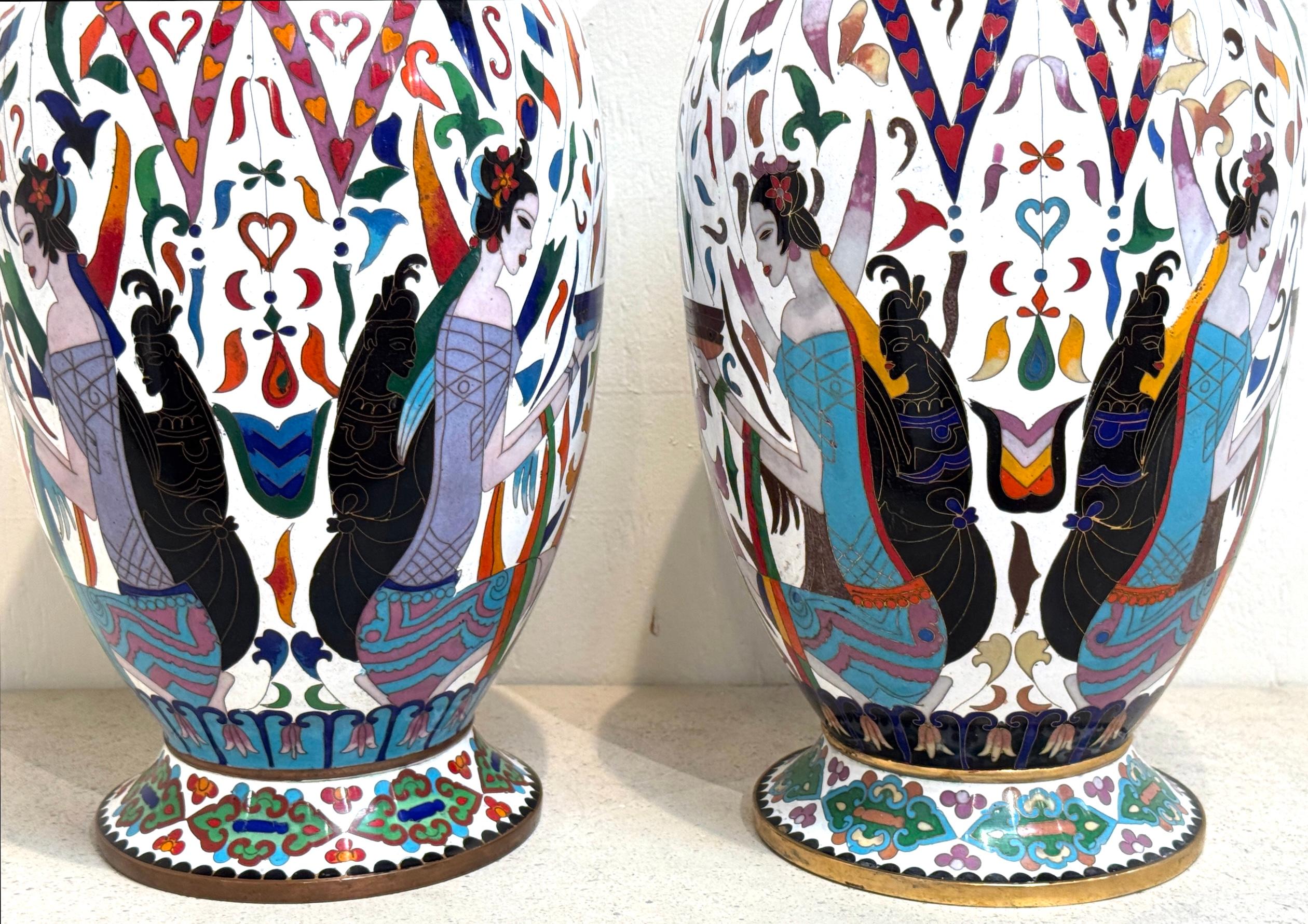 Coppia di vasi cinesi in cloisonné con motivi egiziani, fine XX secolo in vendita 1