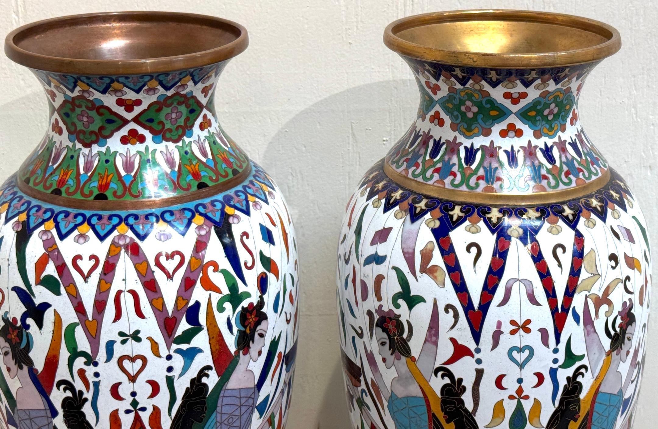 Coppia di vasi cinesi in cloisonné con motivi egiziani, fine XX secolo in vendita 2