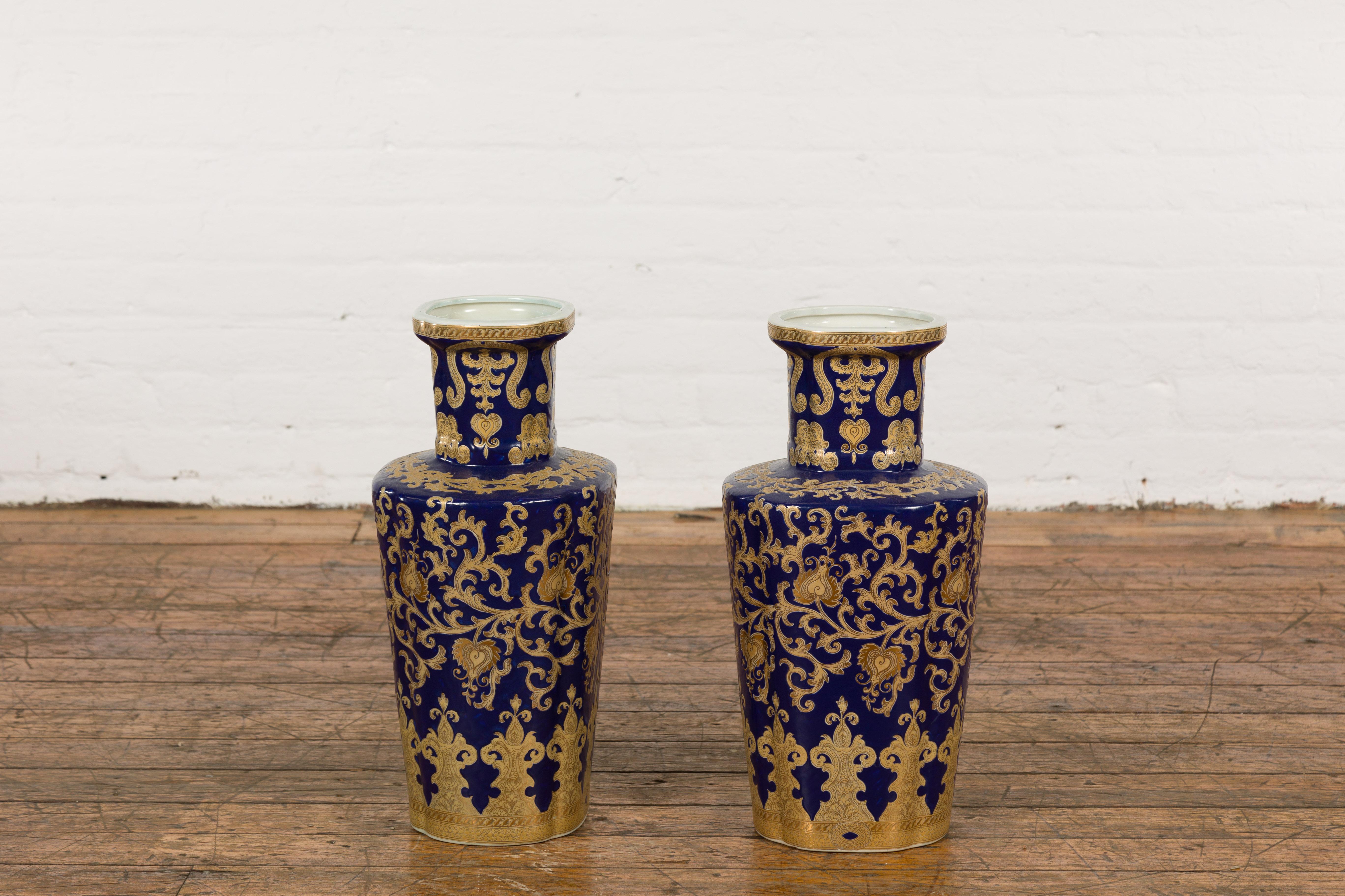 Paire de vases vintage bleu foncé et or au design complexe en vente 8
