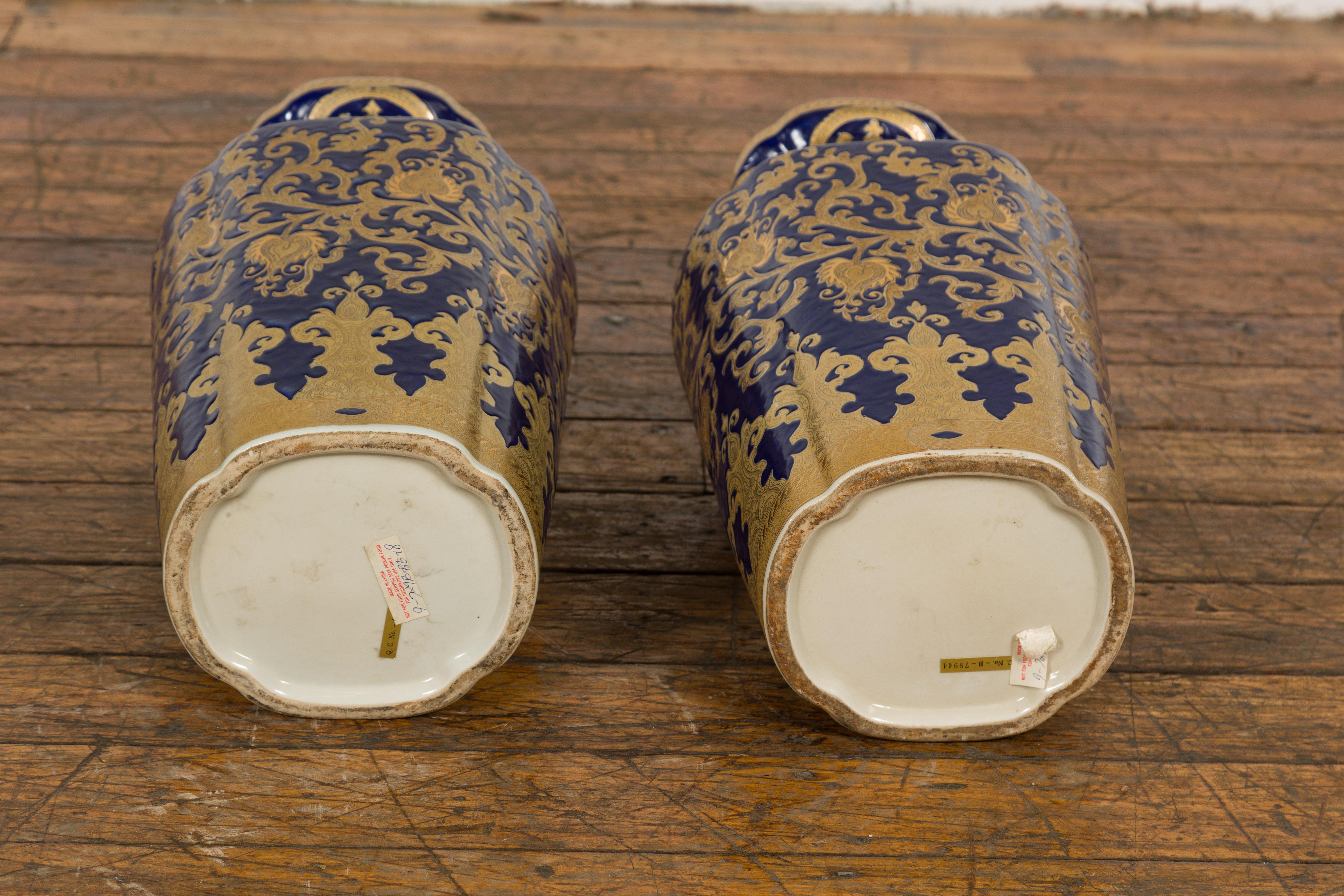 Paire de vases vintage bleu foncé et or au design complexe en vente 12
