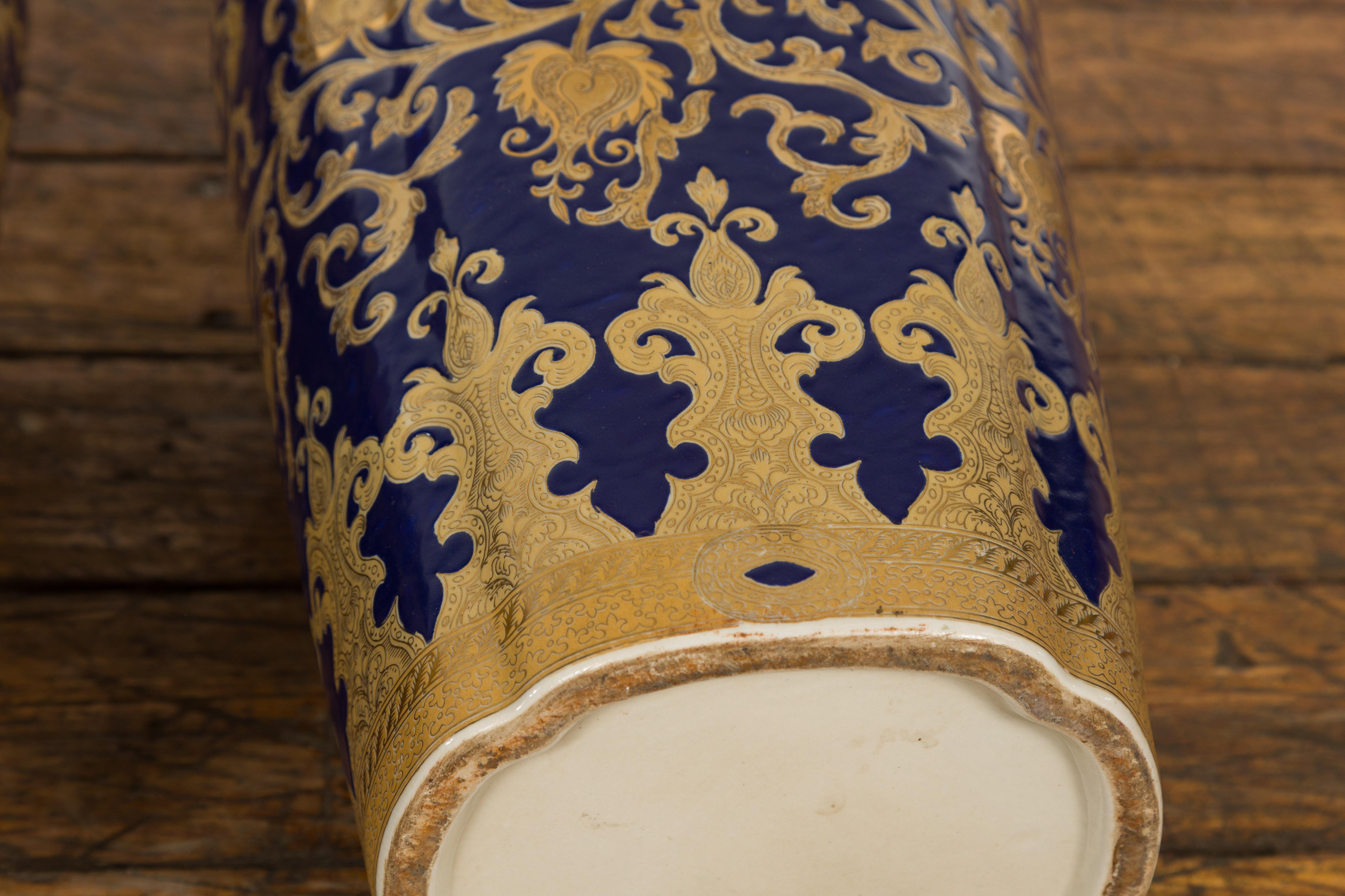 Paire de vases vintage bleu foncé et or au design complexe en vente 13