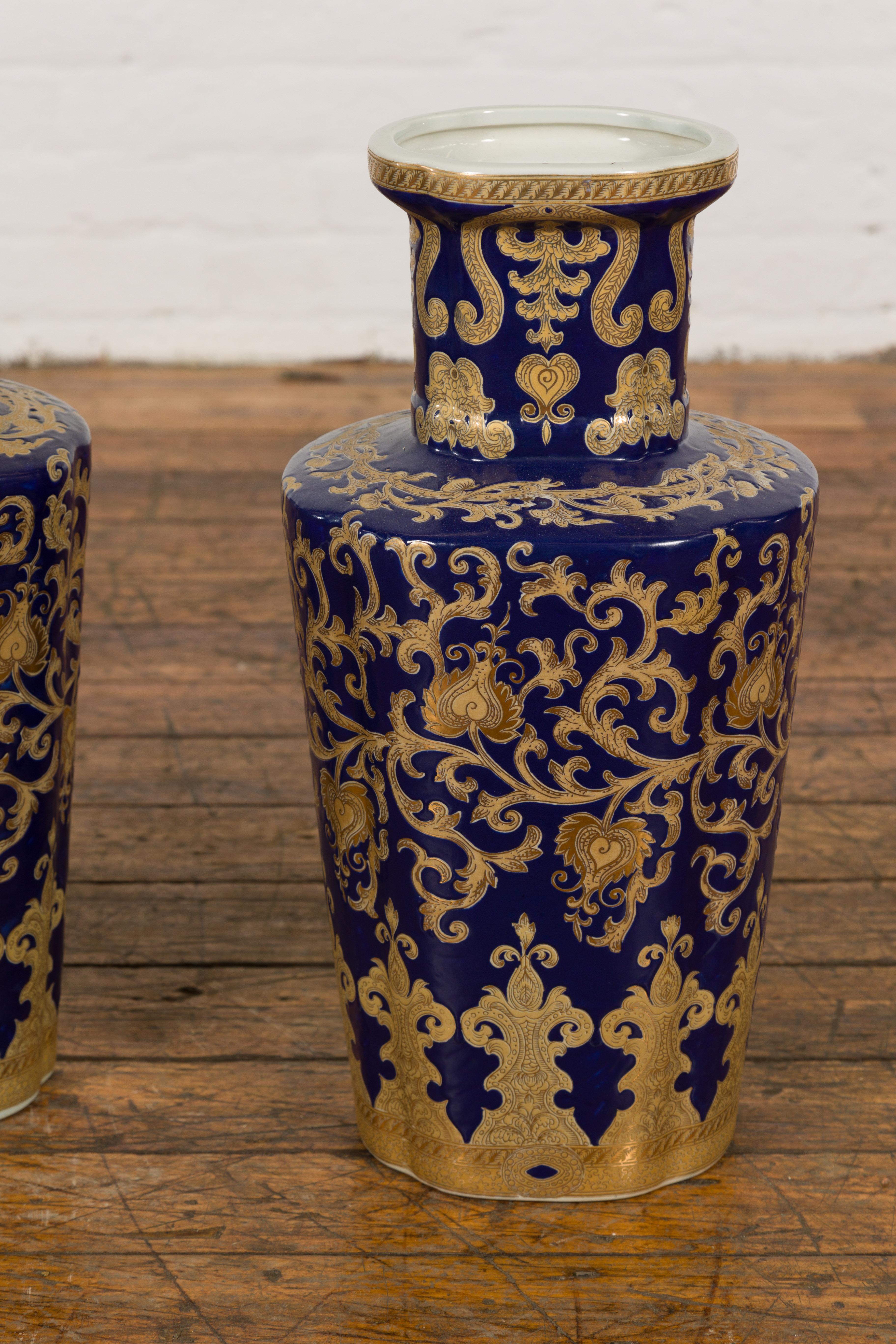 Chinois Paire de vases vintage bleu foncé et or au design complexe en vente