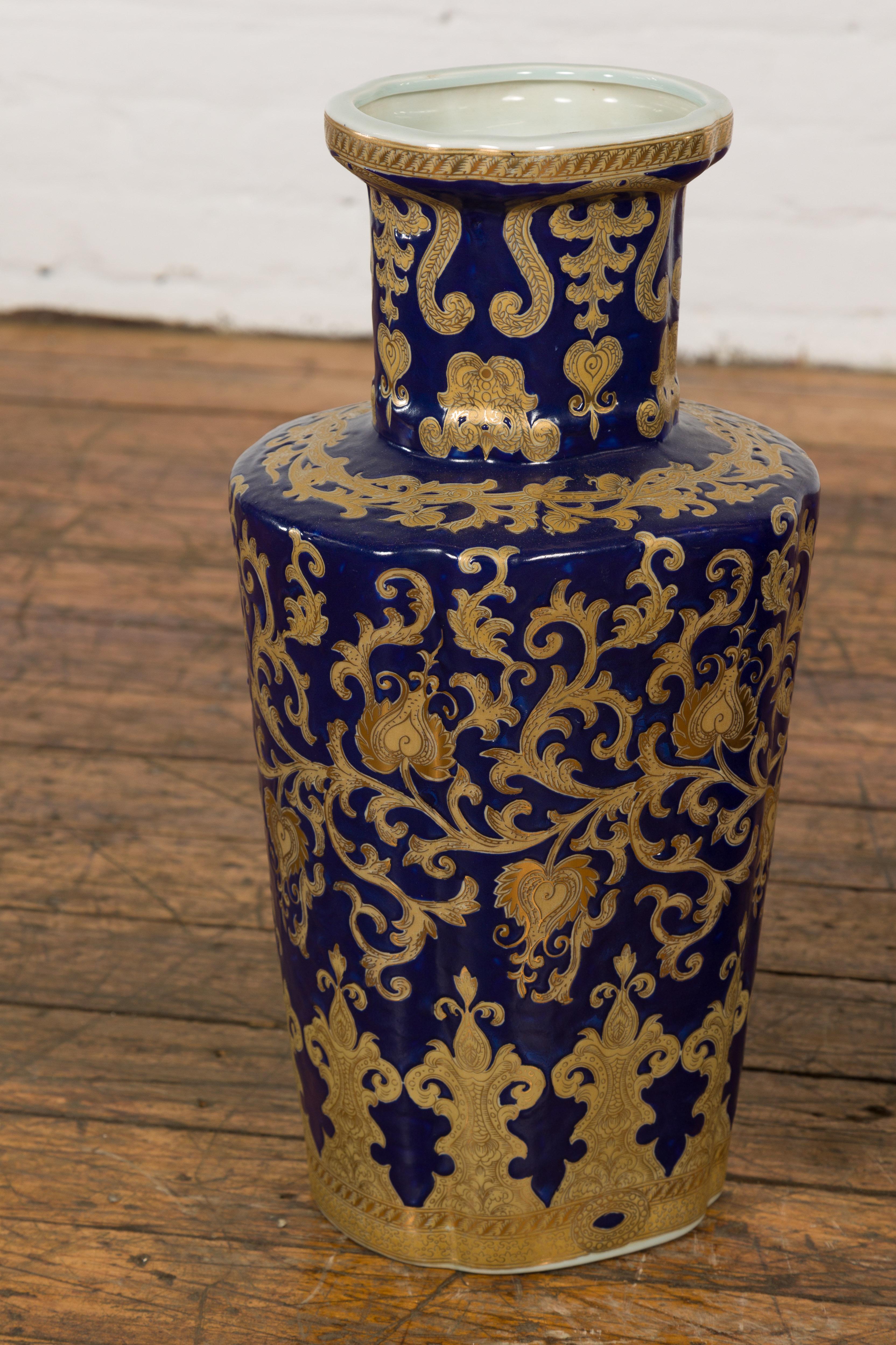 Paire de vases vintage bleu foncé et or au design complexe Bon état - En vente à Yonkers, NY