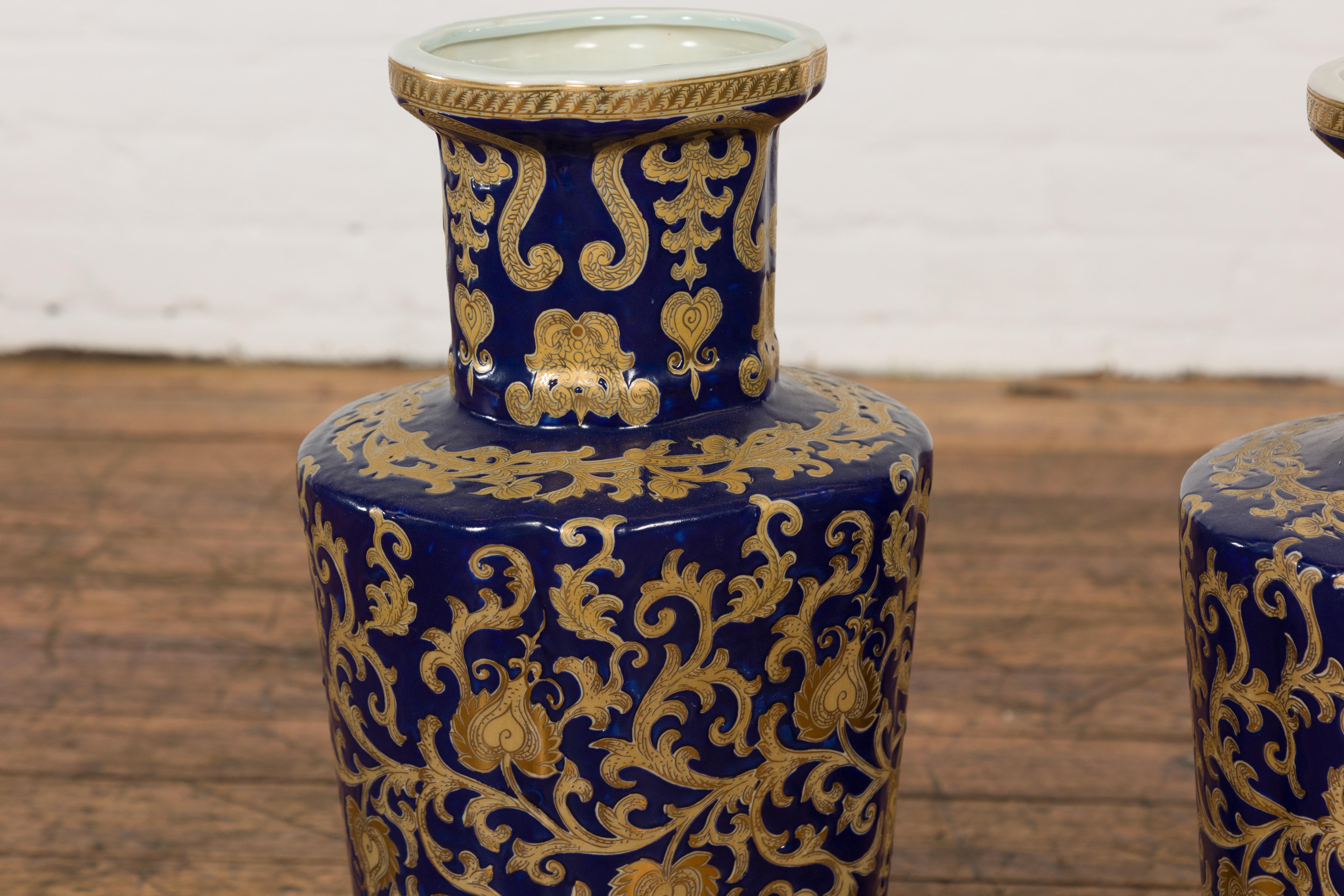 Paire de vases vintage bleu foncé et or au design complexe en vente 1