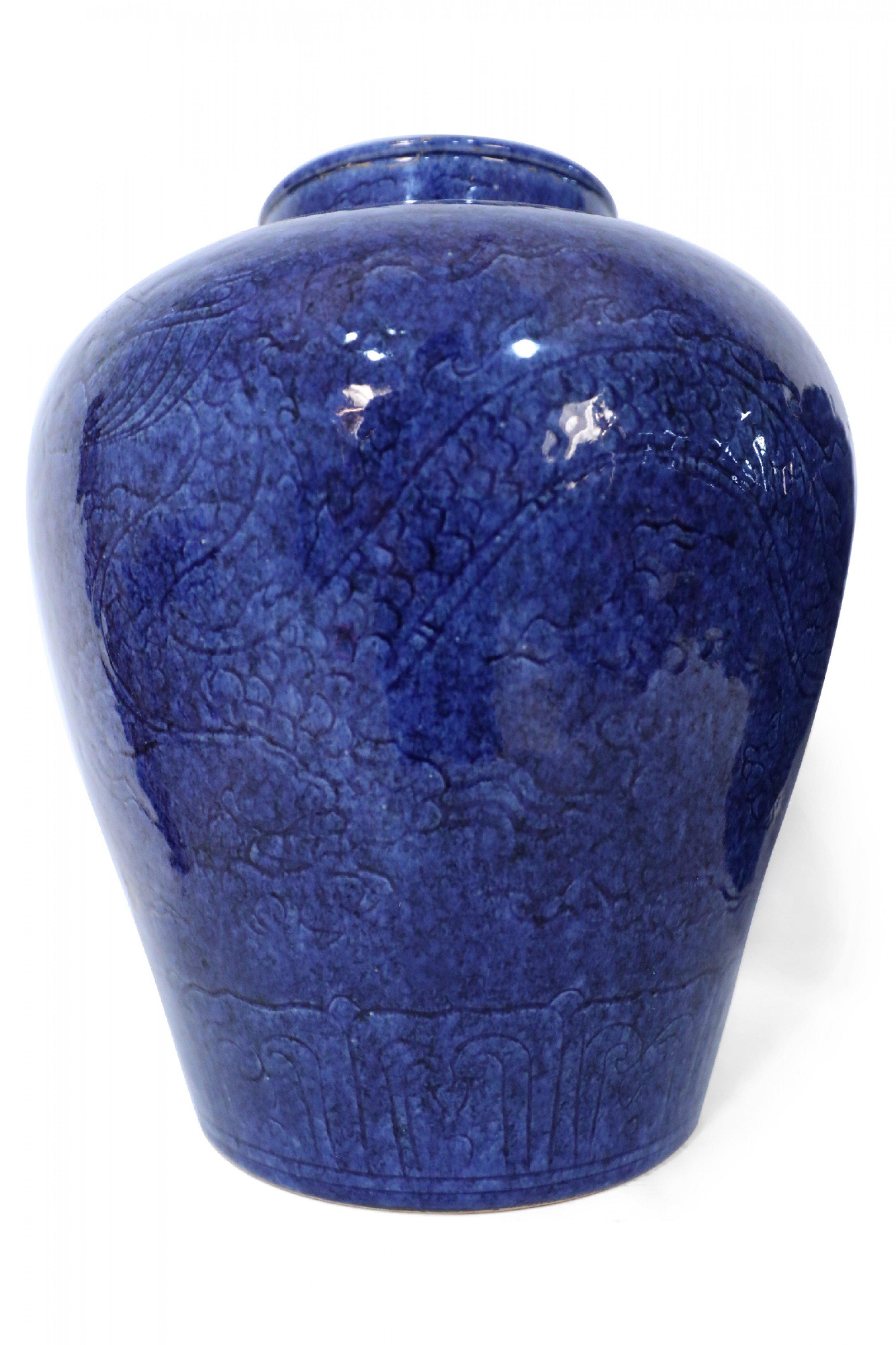 Coppia di vasi cinesi in blu cobalto con motivo a drago inciso in vendita 4