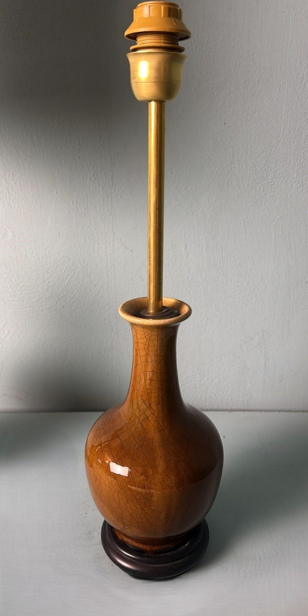 Paire de lampes chinoises en porcelaine émaillée craquelée avec base en bois et abat-jour en vente 2