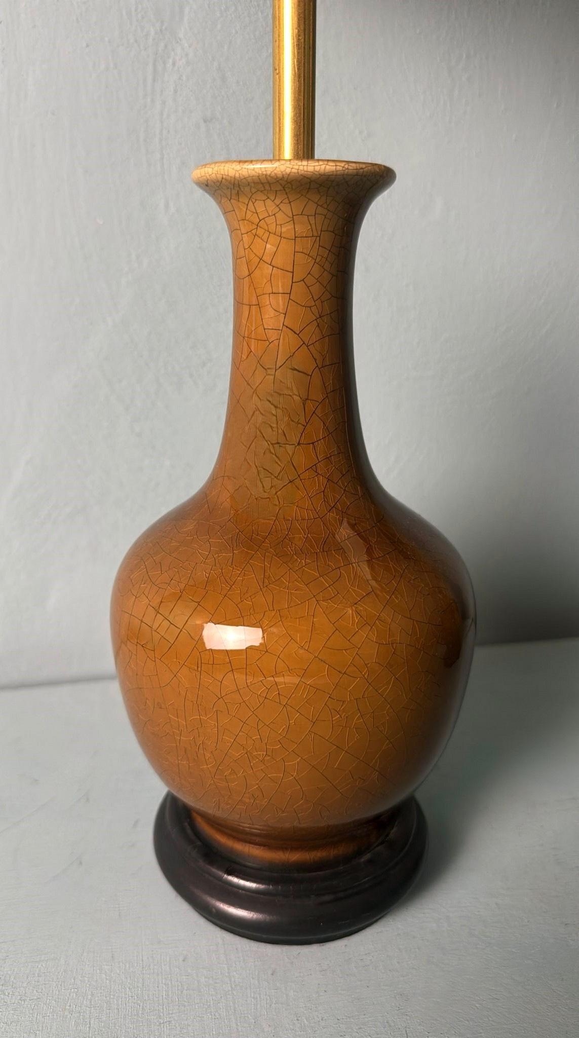Paire de lampes chinoises en porcelaine émaillée craquelée avec base en bois et abat-jour en vente 4
