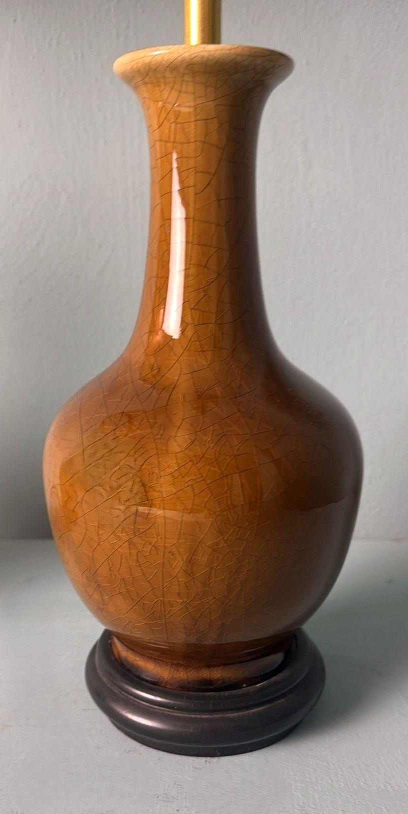 Paire de lampes chinoises en porcelaine émaillée craquelée avec base en bois et abat-jour en vente 5