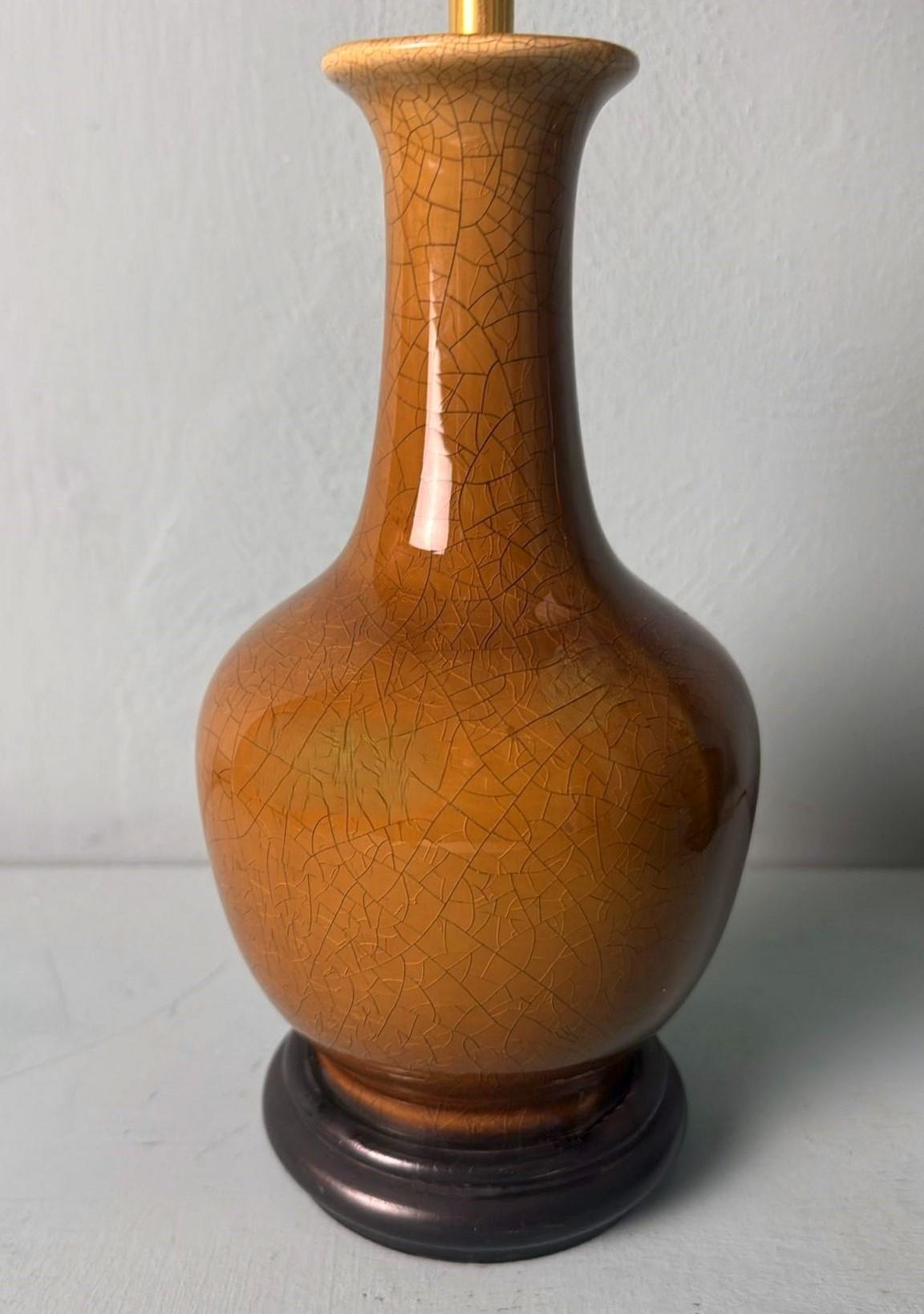 Paire de lampes chinoises en porcelaine émaillée craquelée avec base en bois et abat-jour en vente 6