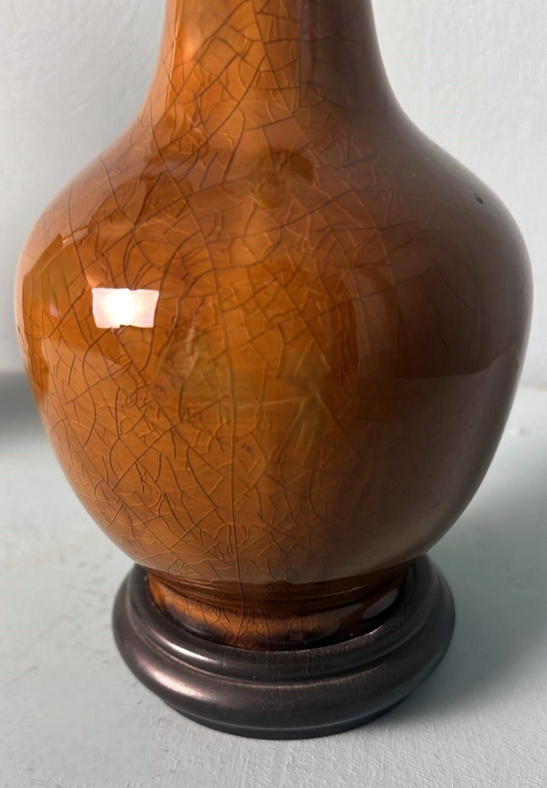 Paire de lampes chinoises en porcelaine émaillée craquelée avec base en bois et abat-jour en vente 8