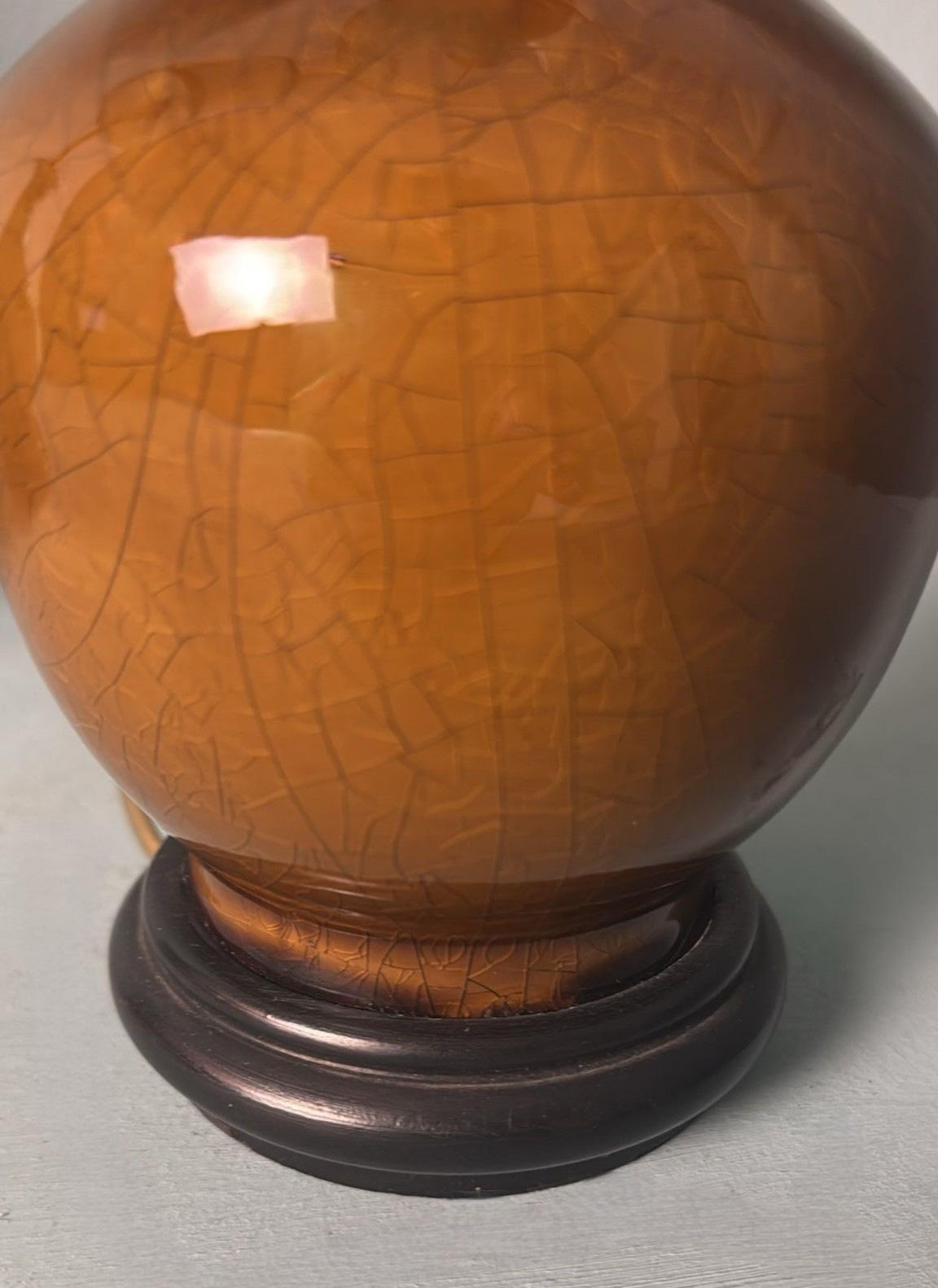 Paire de lampes chinoises en porcelaine émaillée craquelée avec base en bois et abat-jour en vente 9