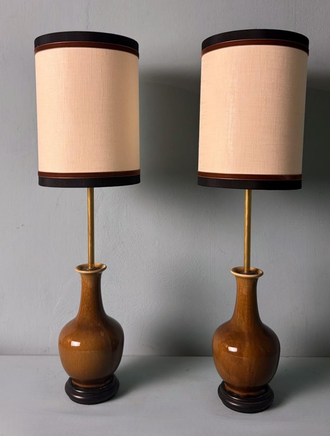 Nous vous invitons à lire la description complète, car nous nous efforçons de fournir des informations techniques et historiques détaillées pour garantir l'authenticité de nos pièces. Cette paire exceptionnelle de lampes de table a été créée à