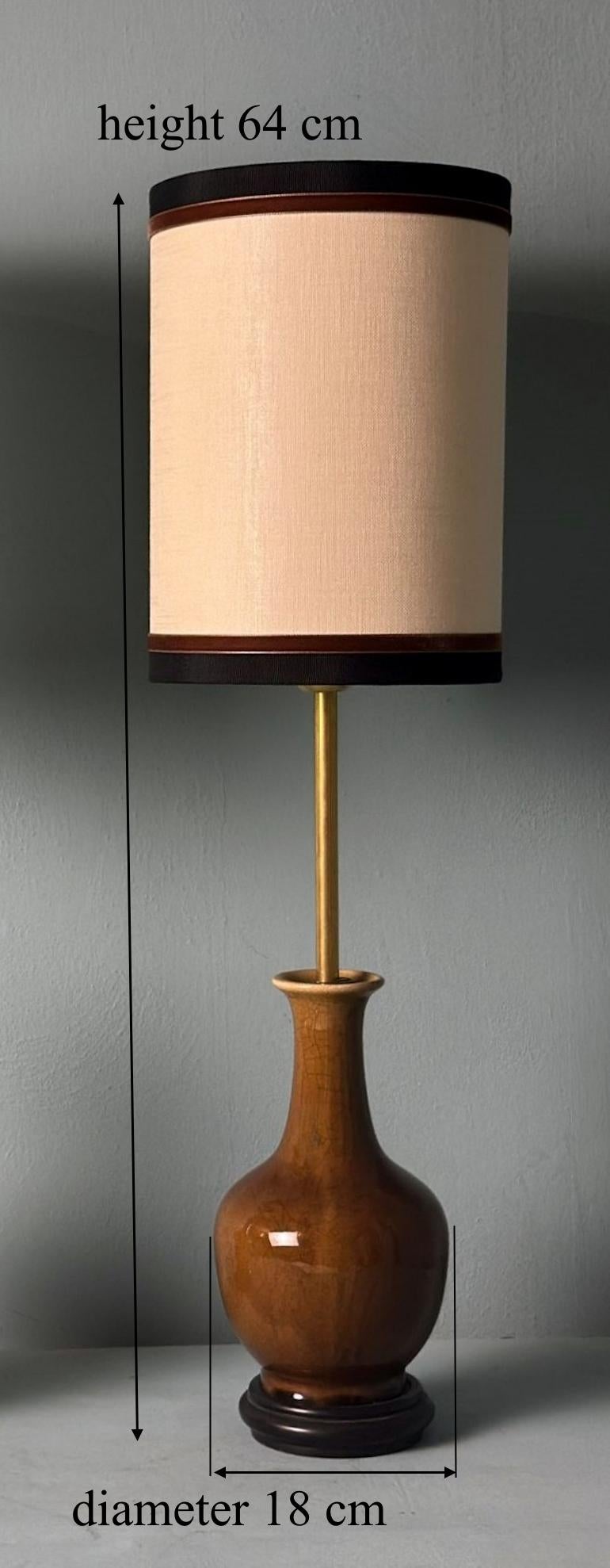 Paire de lampes chinoises en porcelaine émaillée craquelée avec base en bois et abat-jour en vente 12