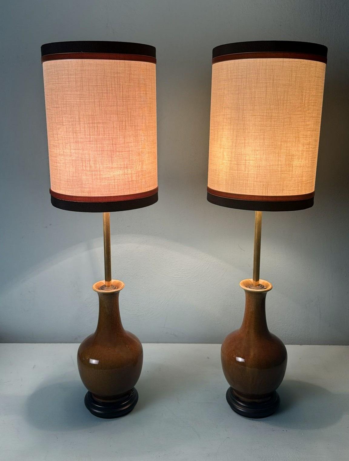 Exportation chinoise Paire de lampes chinoises en porcelaine émaillée craquelée avec base en bois et abat-jour en vente
