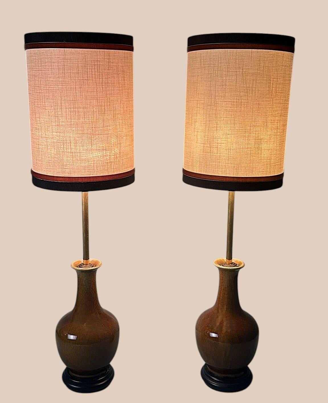 Chinois Paire de lampes chinoises en porcelaine émaillée craquelée avec base en bois et abat-jour en vente