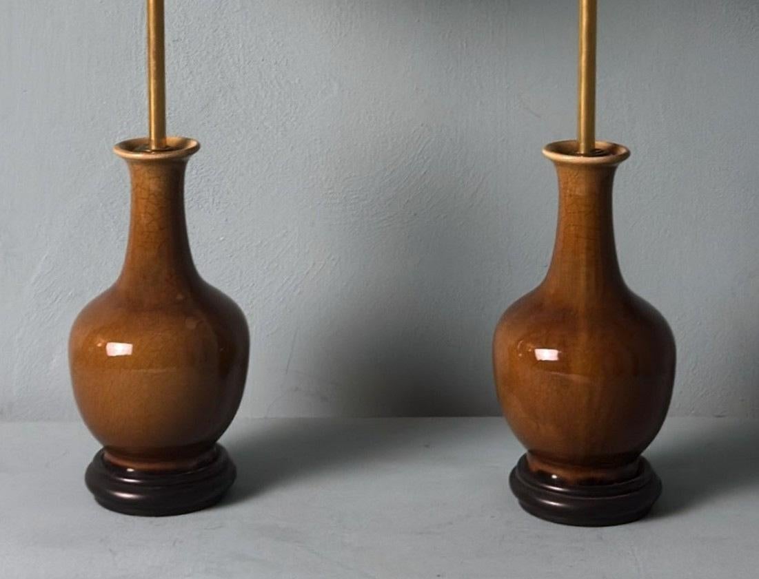 Fait main Paire de lampes chinoises en porcelaine émaillée craquelée avec base en bois et abat-jour en vente