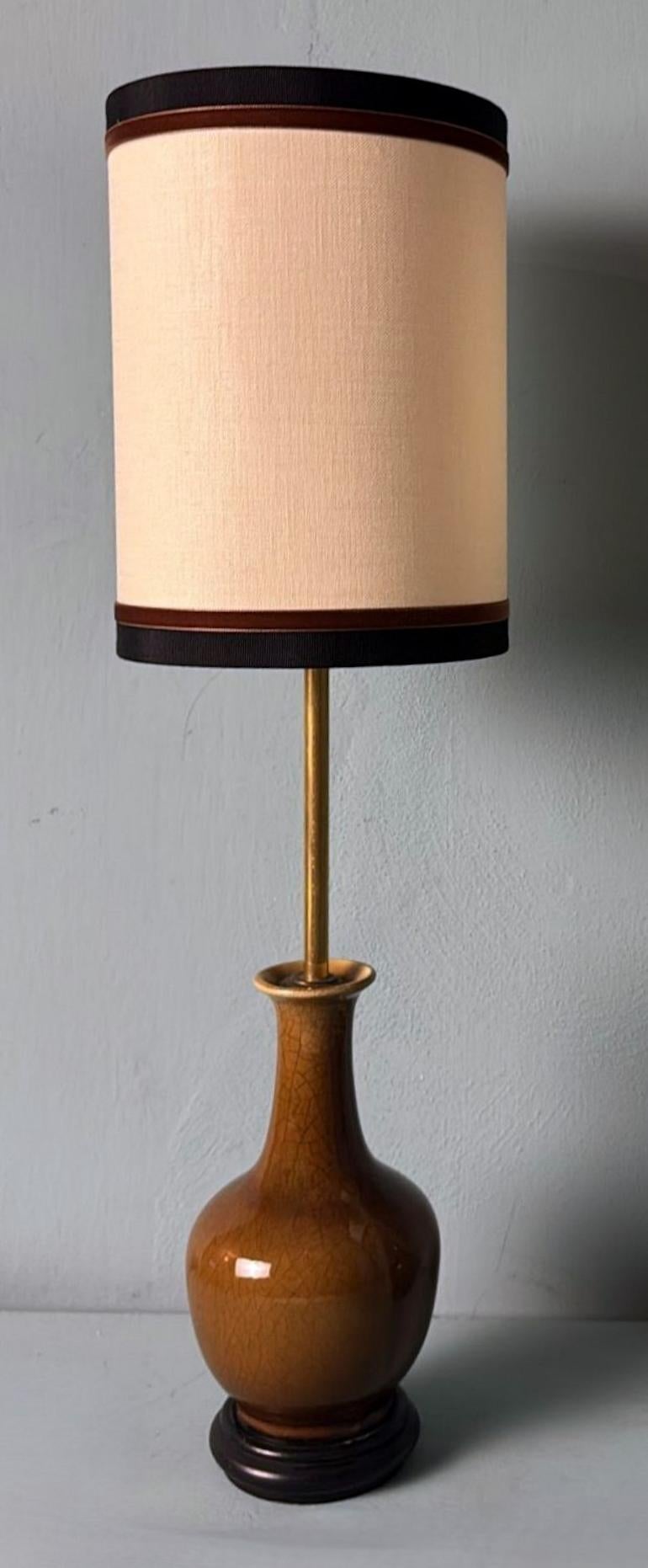 Paire de lampes chinoises en porcelaine émaillée craquelée avec base en bois et abat-jour Bon état - En vente à Prato, Tuscany