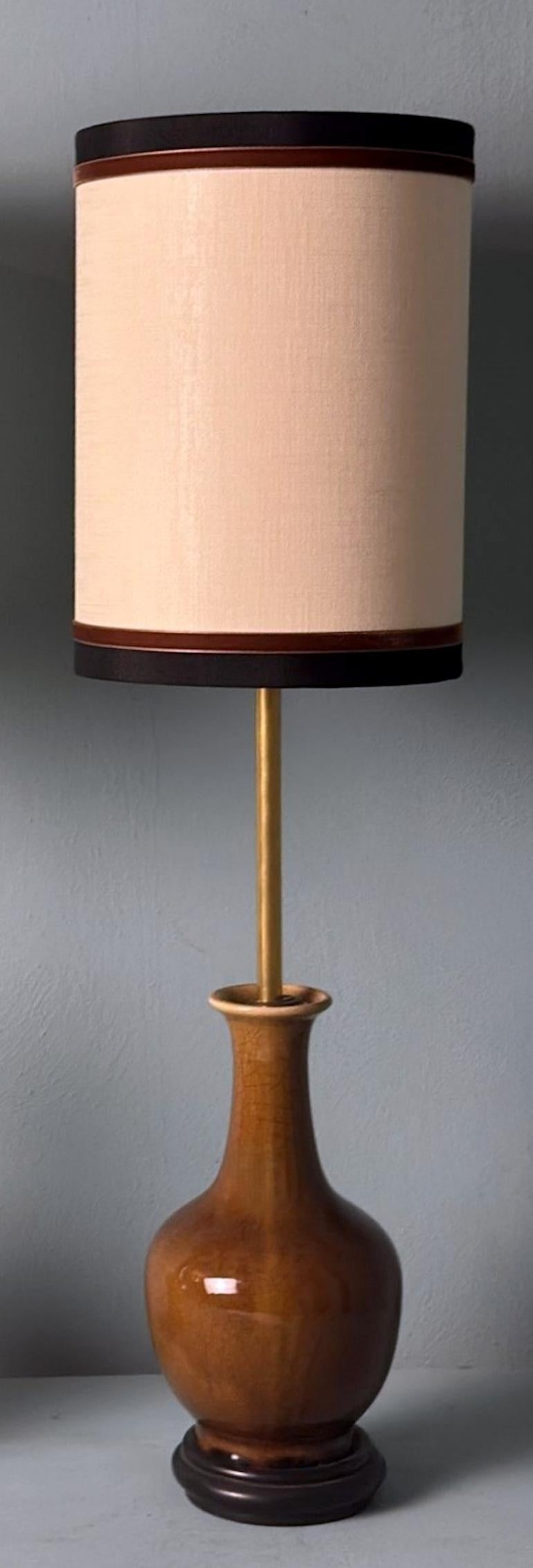 20ième siècle Paire de lampes chinoises en porcelaine émaillée craquelée avec base en bois et abat-jour en vente