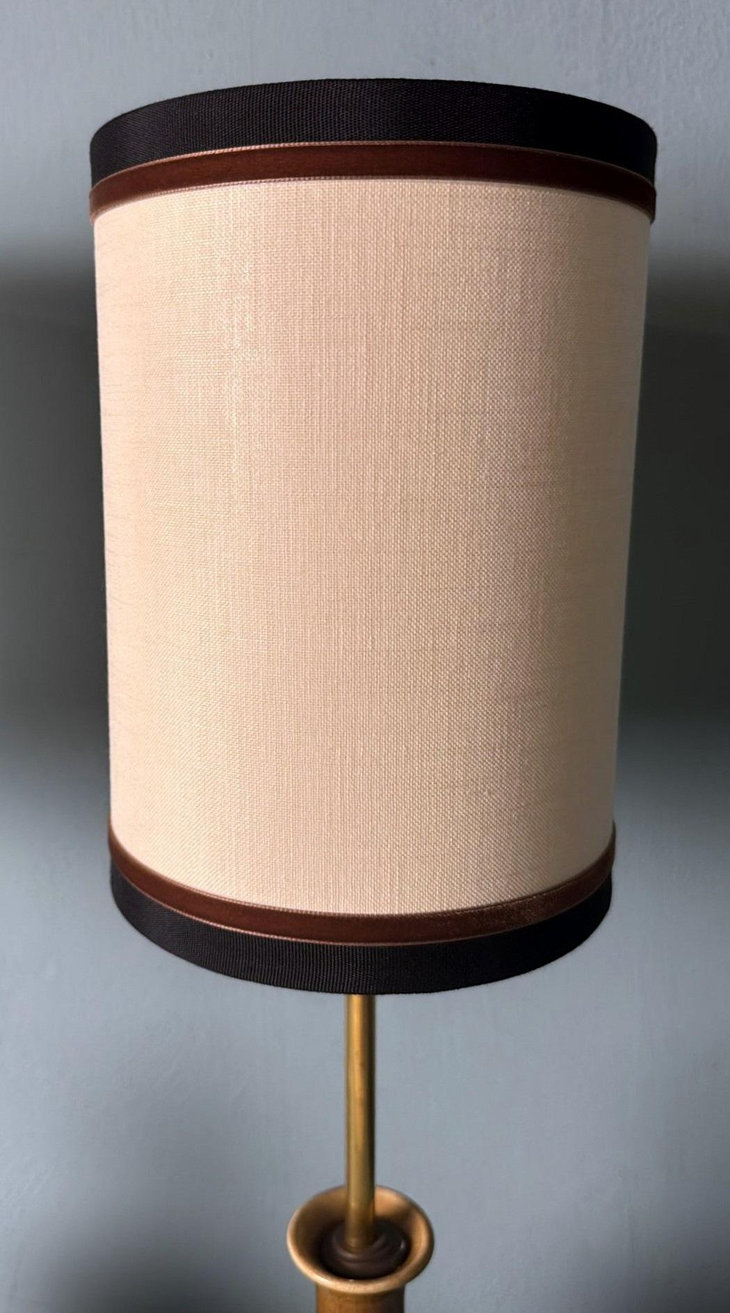 Laiton Paire de lampes chinoises en porcelaine émaillée craquelée avec base en bois et abat-jour en vente