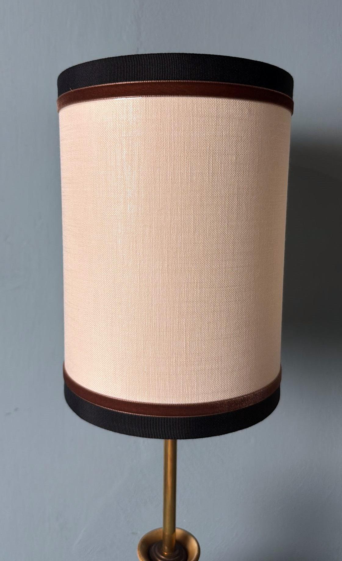 Paire de lampes chinoises en porcelaine émaillée craquelée avec base en bois et abat-jour en vente 1