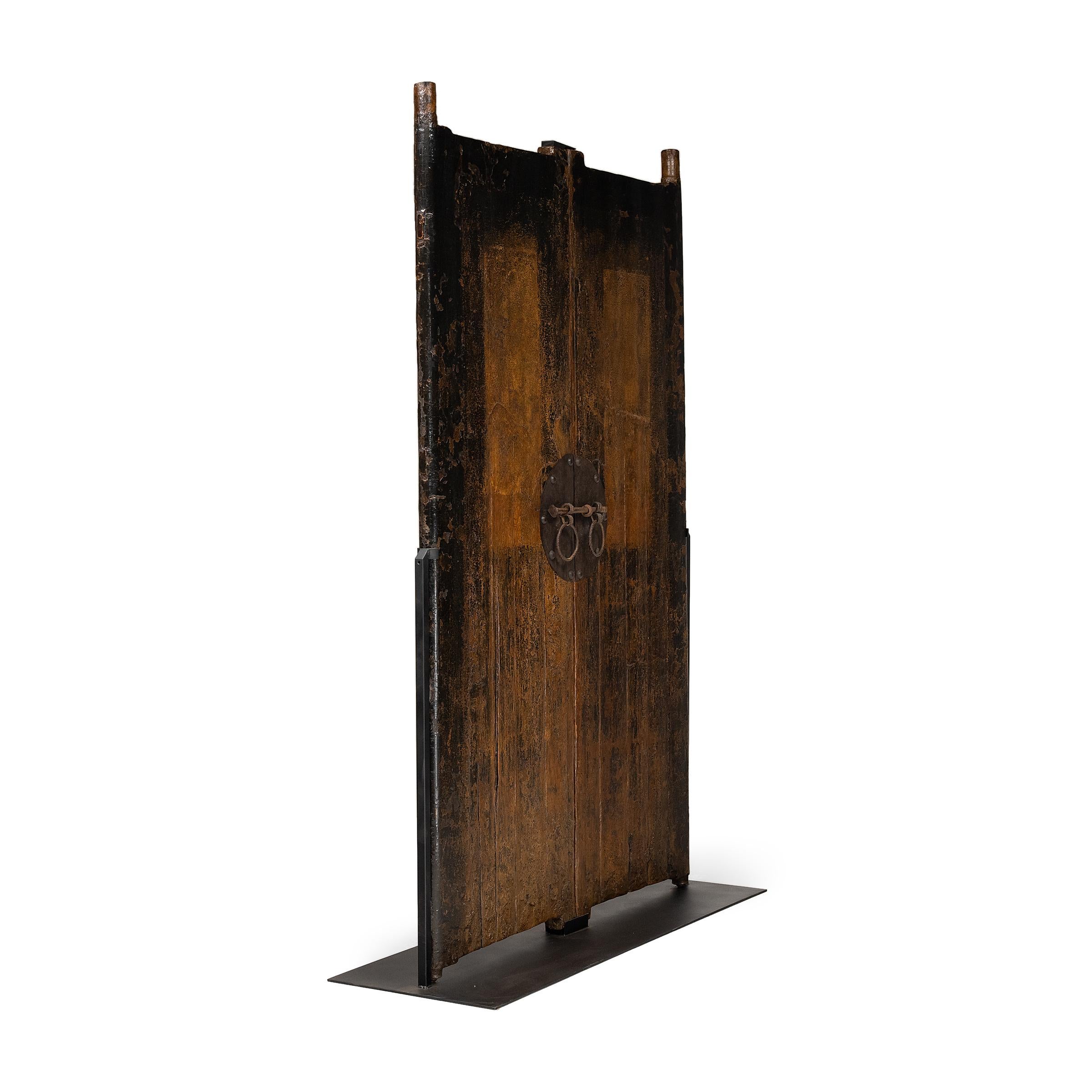 Chinois Paire de portes de cour en laque craquelée chinoise, c. 1800 en vente
