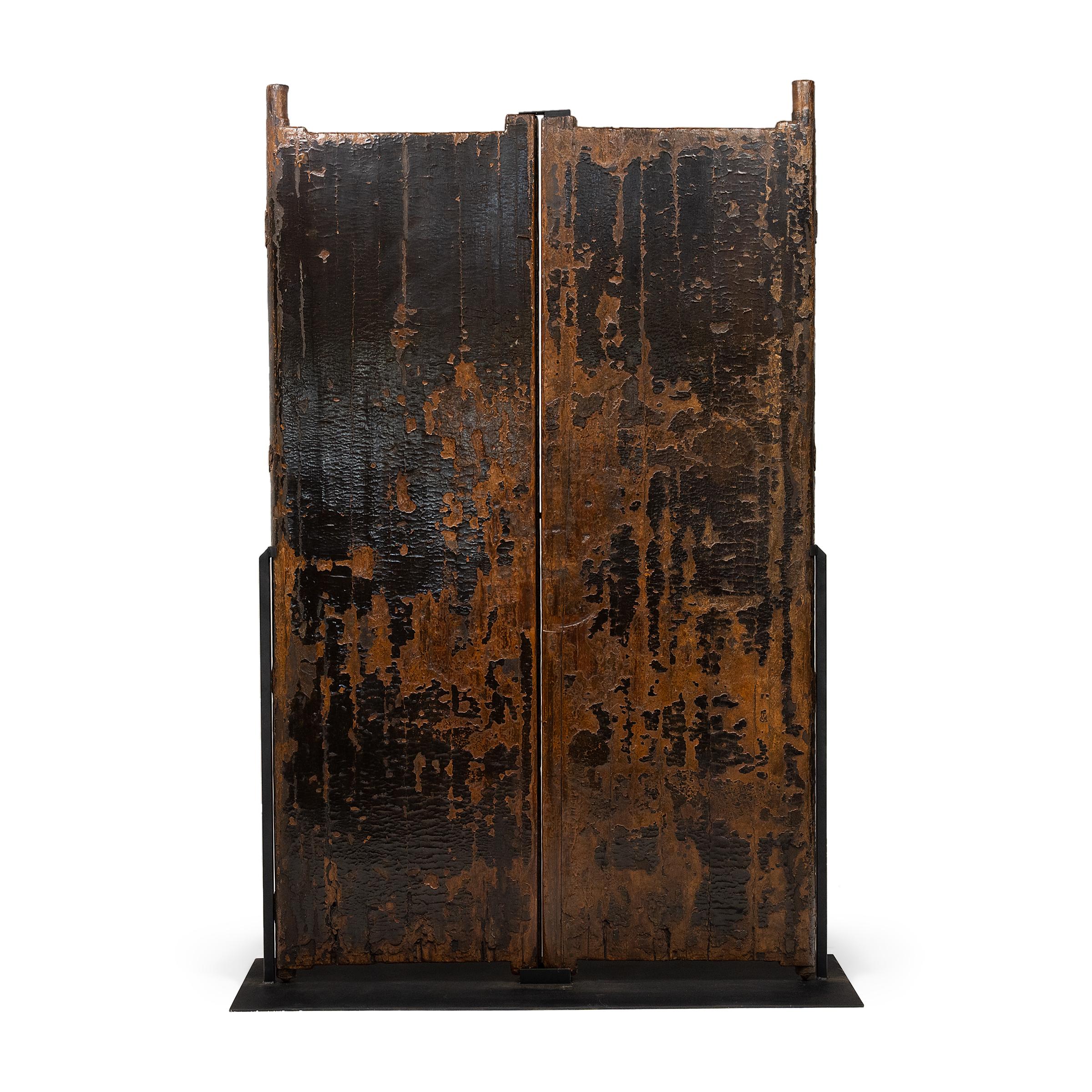Laqué Paire de portes de cour en laque craquelée chinoise, c. 1800 en vente