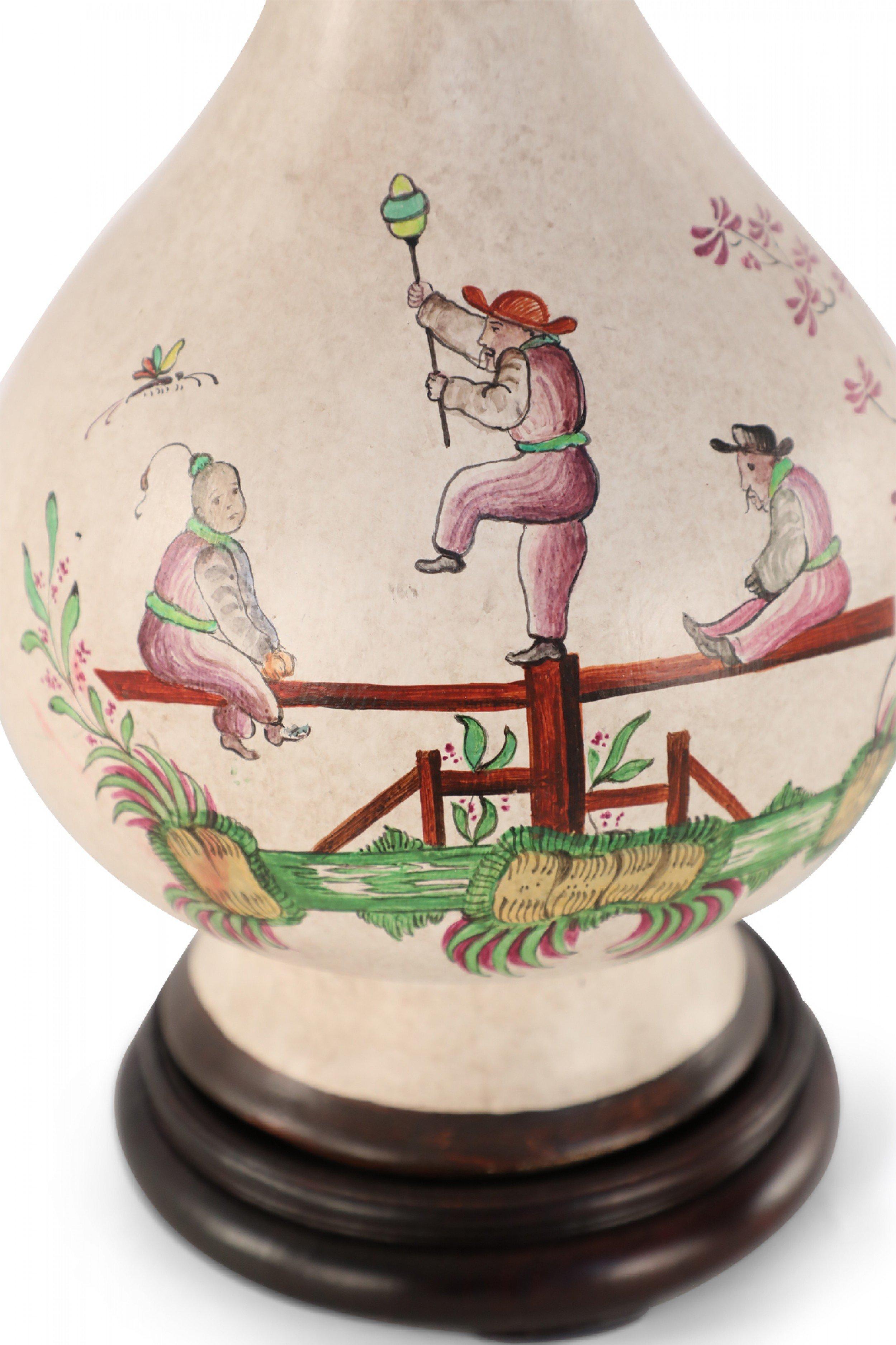Paire de lampes de table chinoises en crème, vases en forme de gourde peints à la main avec des figures sur un balancier et bases en bois avec ferrures en laiton. (Prix par paire).
  