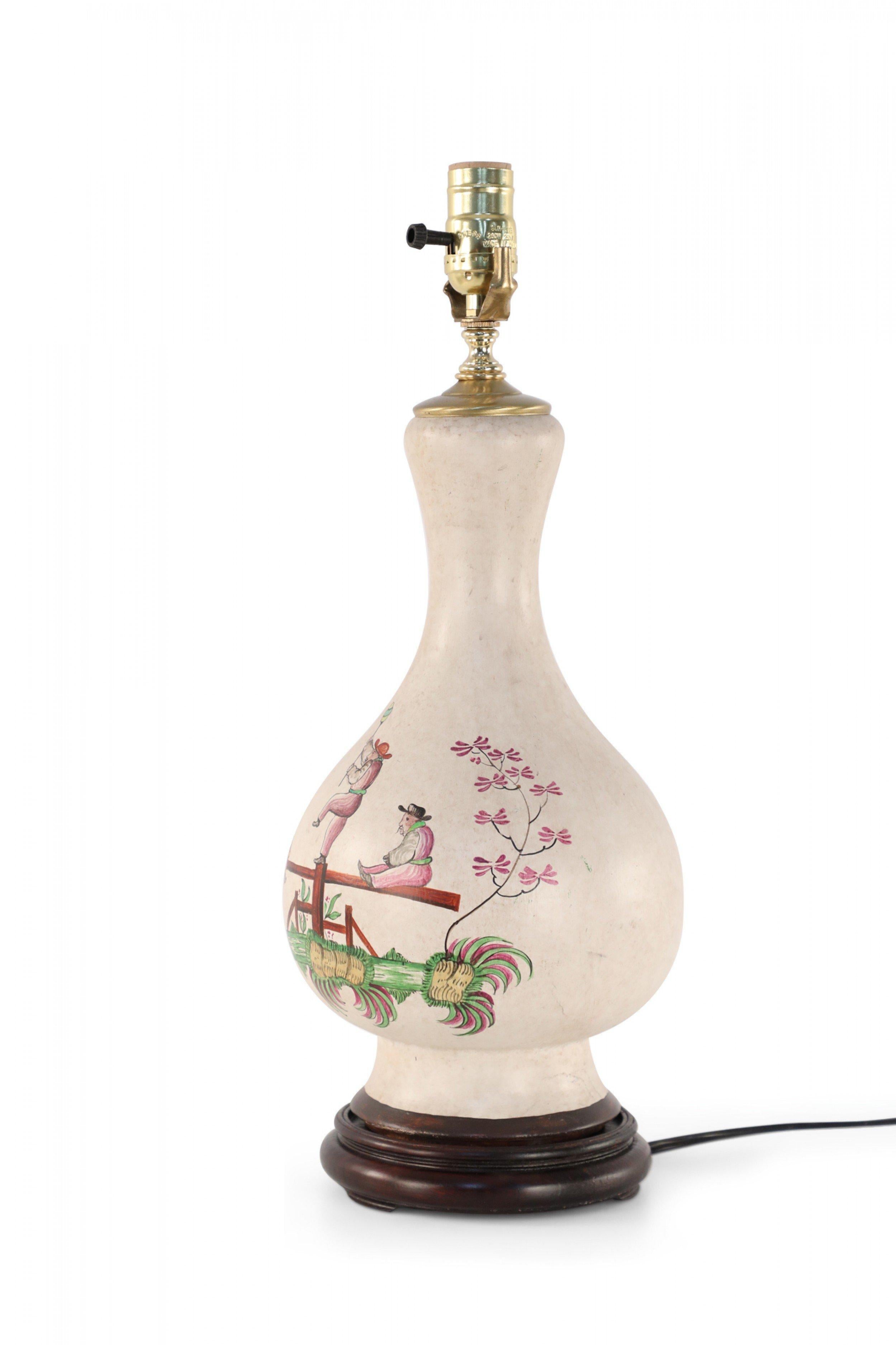 Exportation chinoise Paire de lampes de bureau chinoises à motif de poutres d'équilibre crème en vente