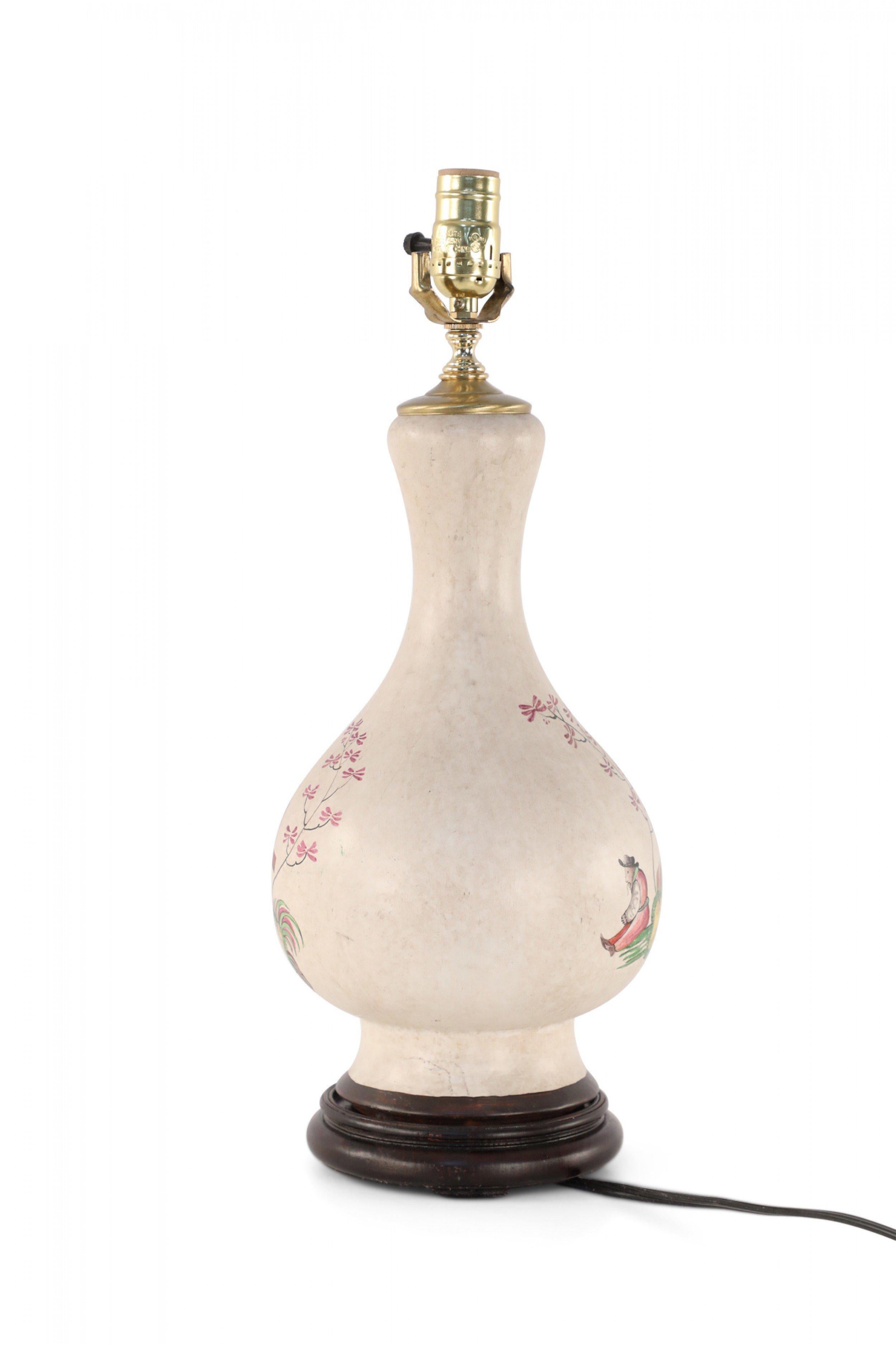 Chinois Paire de lampes de bureau chinoises à motif de poutres d'équilibre crème en vente