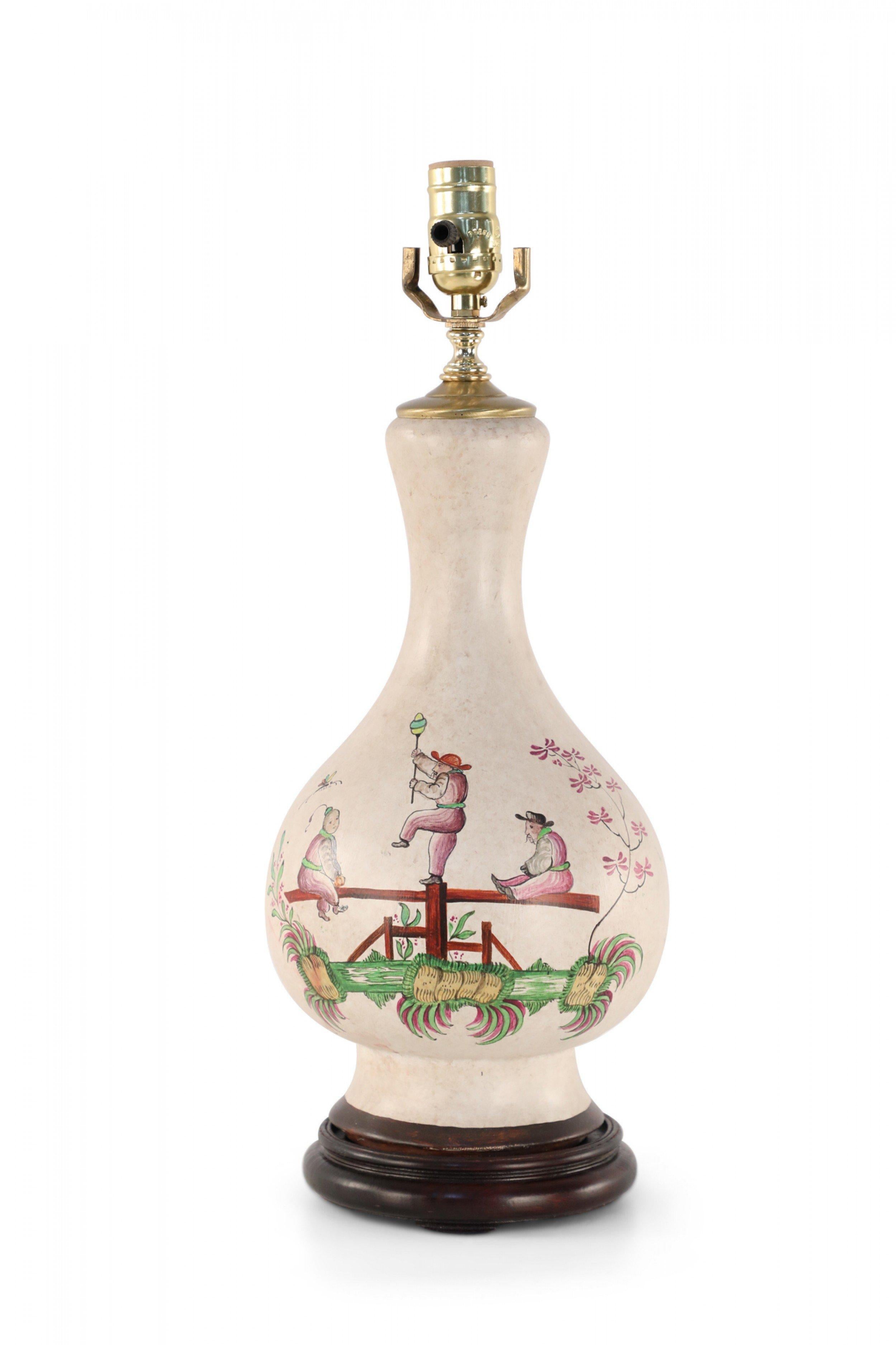 Paire de lampes de bureau chinoises à motif de poutres d'équilibre crème Bon état - En vente à Queens, NY