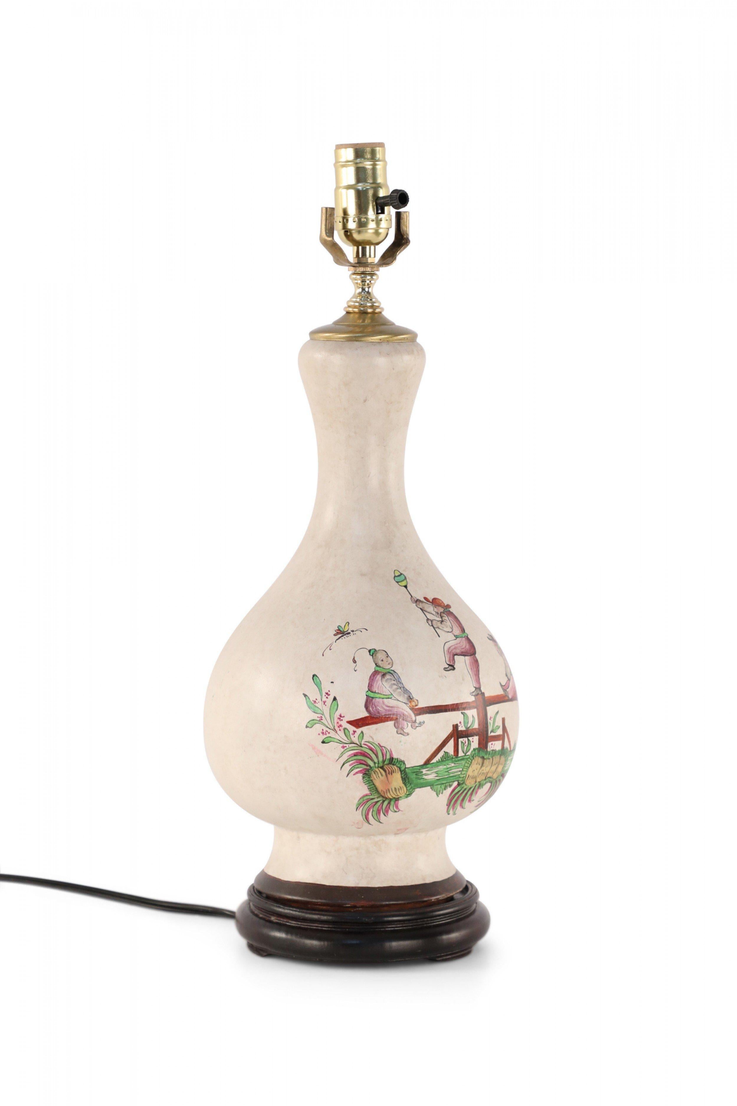 20ième siècle Paire de lampes de bureau chinoises à motif de poutres d'équilibre crème en vente