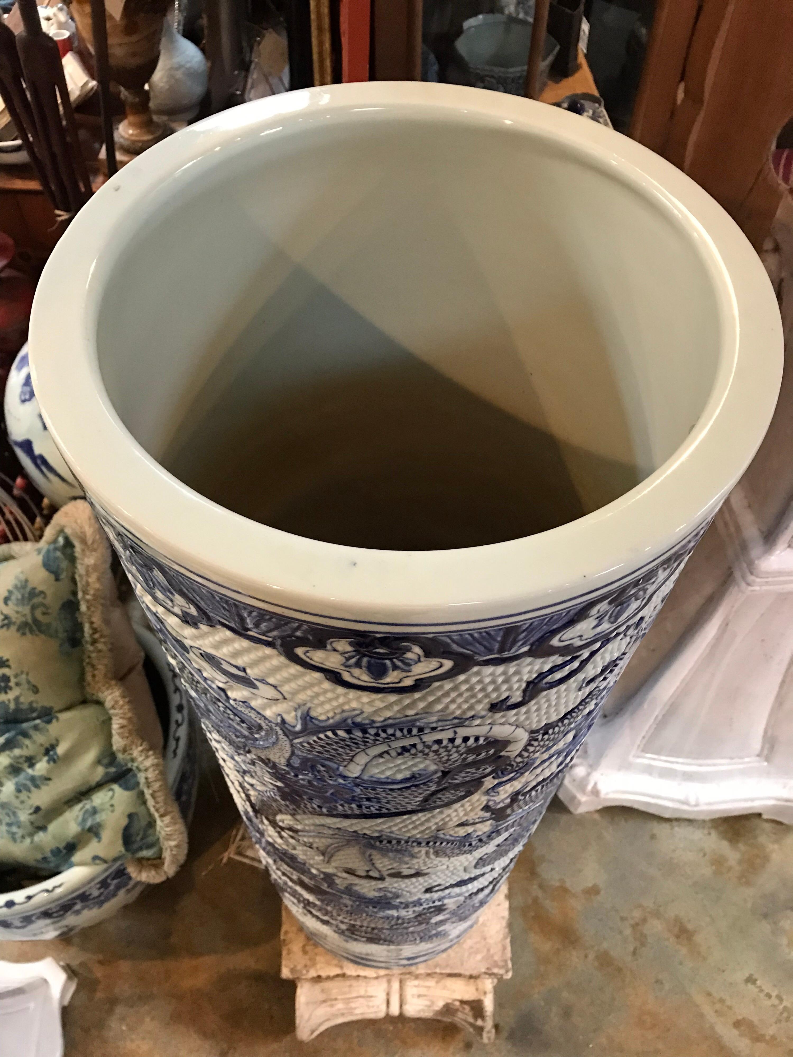 Pair of Chinese Cylindrical Vases In Good Condition For Sale In Dallas, TX
