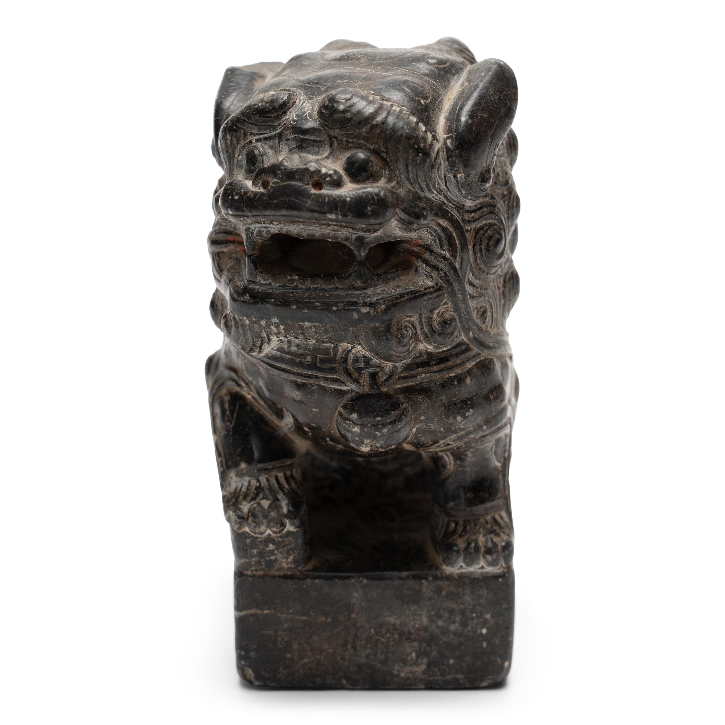 Pareja de leones Fu chinos de piedra oscura, c. 1800 Qing en venta