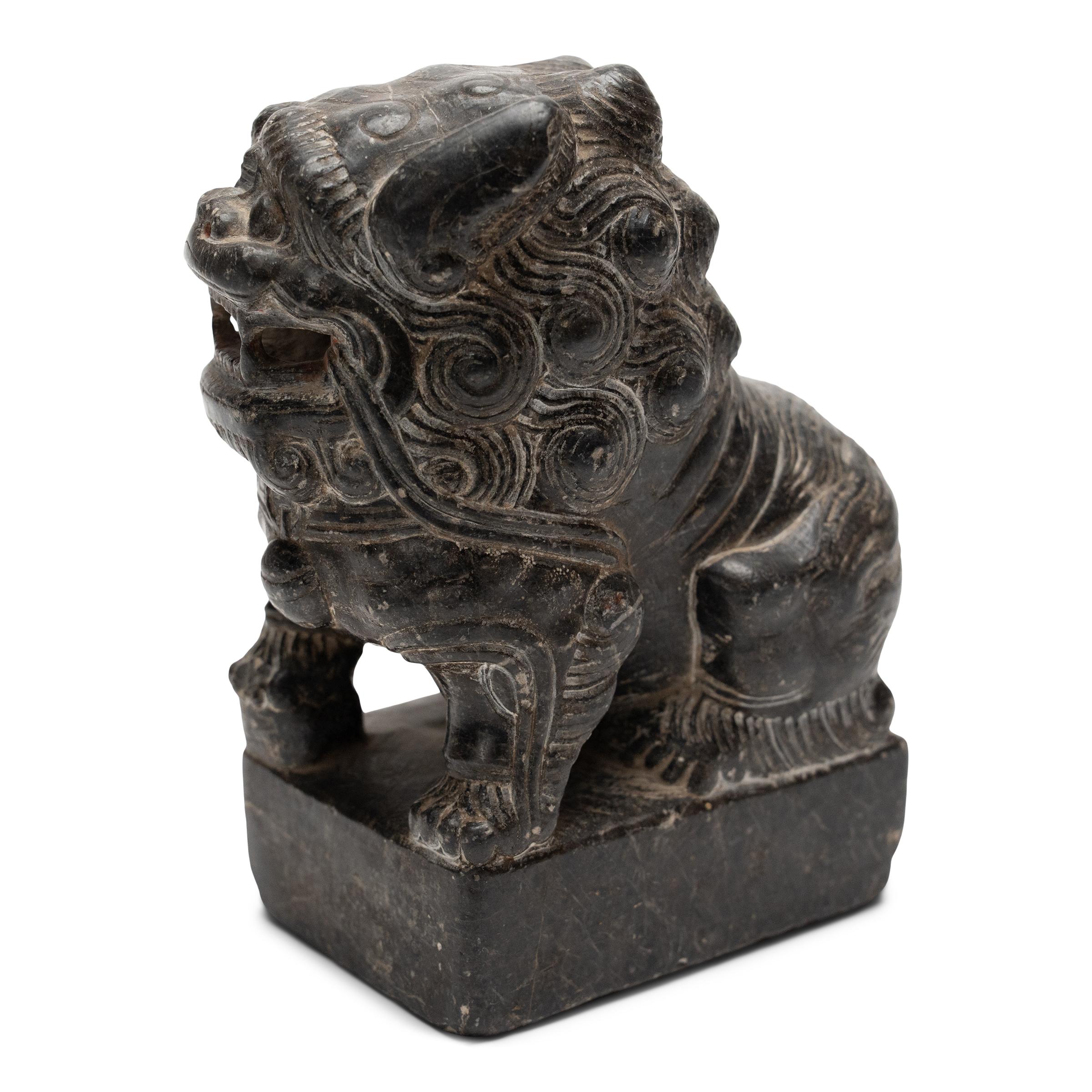 Pareja de leones Fu chinos de piedra oscura, c. 1800 Chino en venta